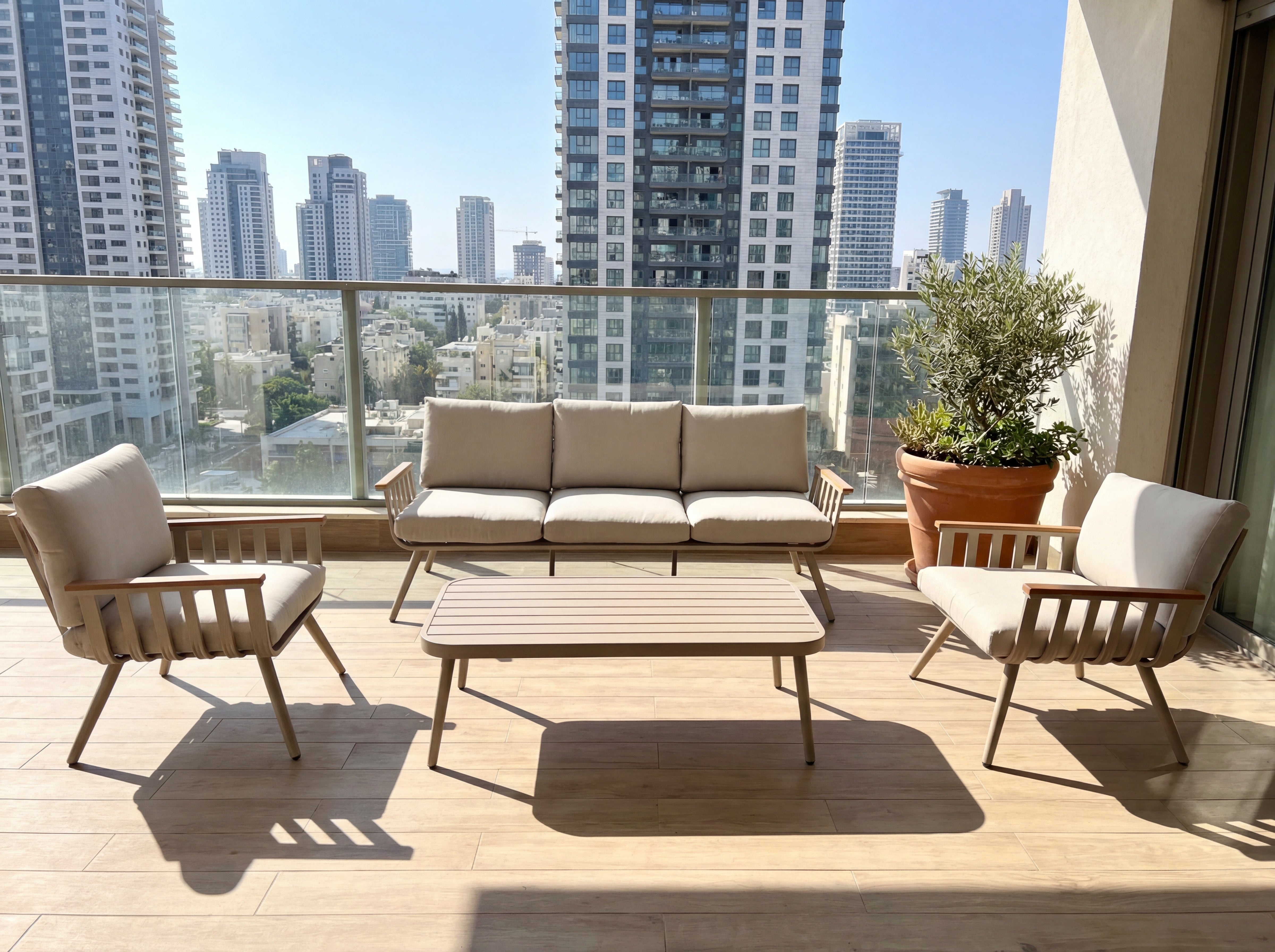 פינת ישיבה לגינה ספסל תלת אלומיניום בצבע שמפניה בשילוב ידיות בצבע עץ וכריות בז' דגם שיר