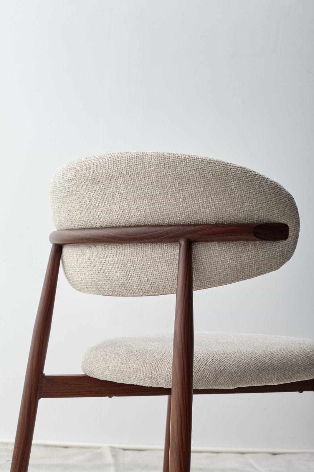 סט פינת אוכל שולחן זכוכית רגל אגוז בשילוב 4 כיסאות ריפוד חול רגל אגוז celio