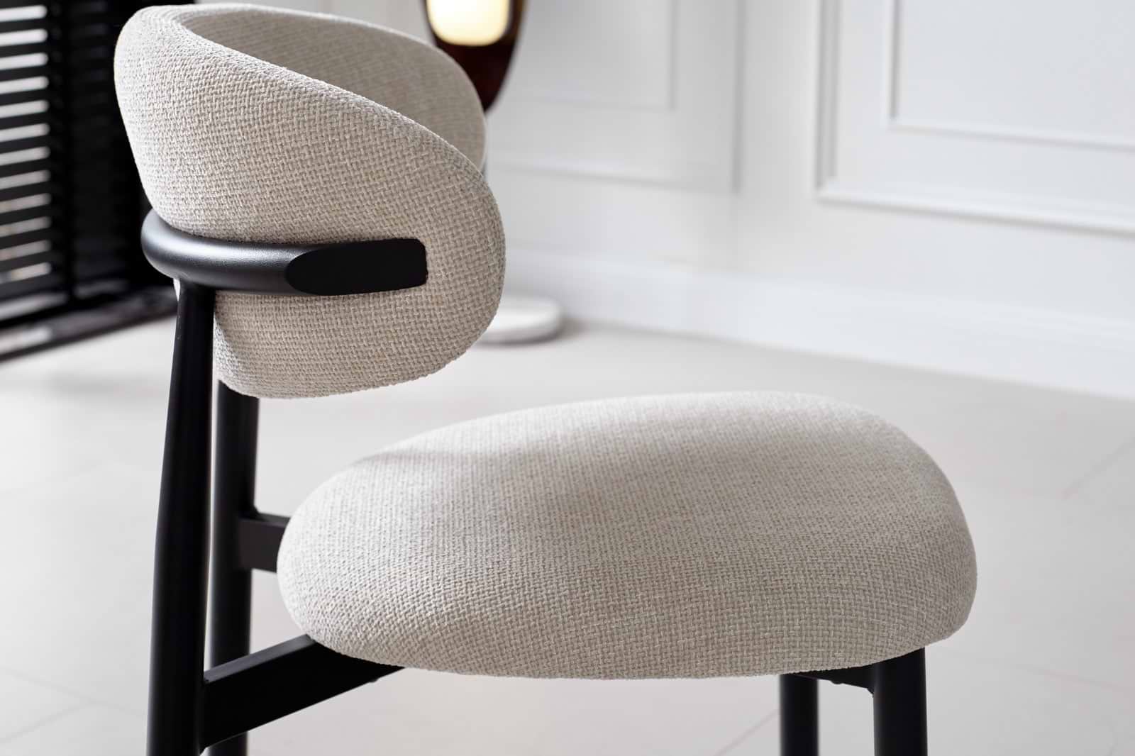 פינת אוכל שולחן עגול 110 ס"מ דגם פורטו ו4 כיסאות חול בשילוב רגל שחורה דגם celio