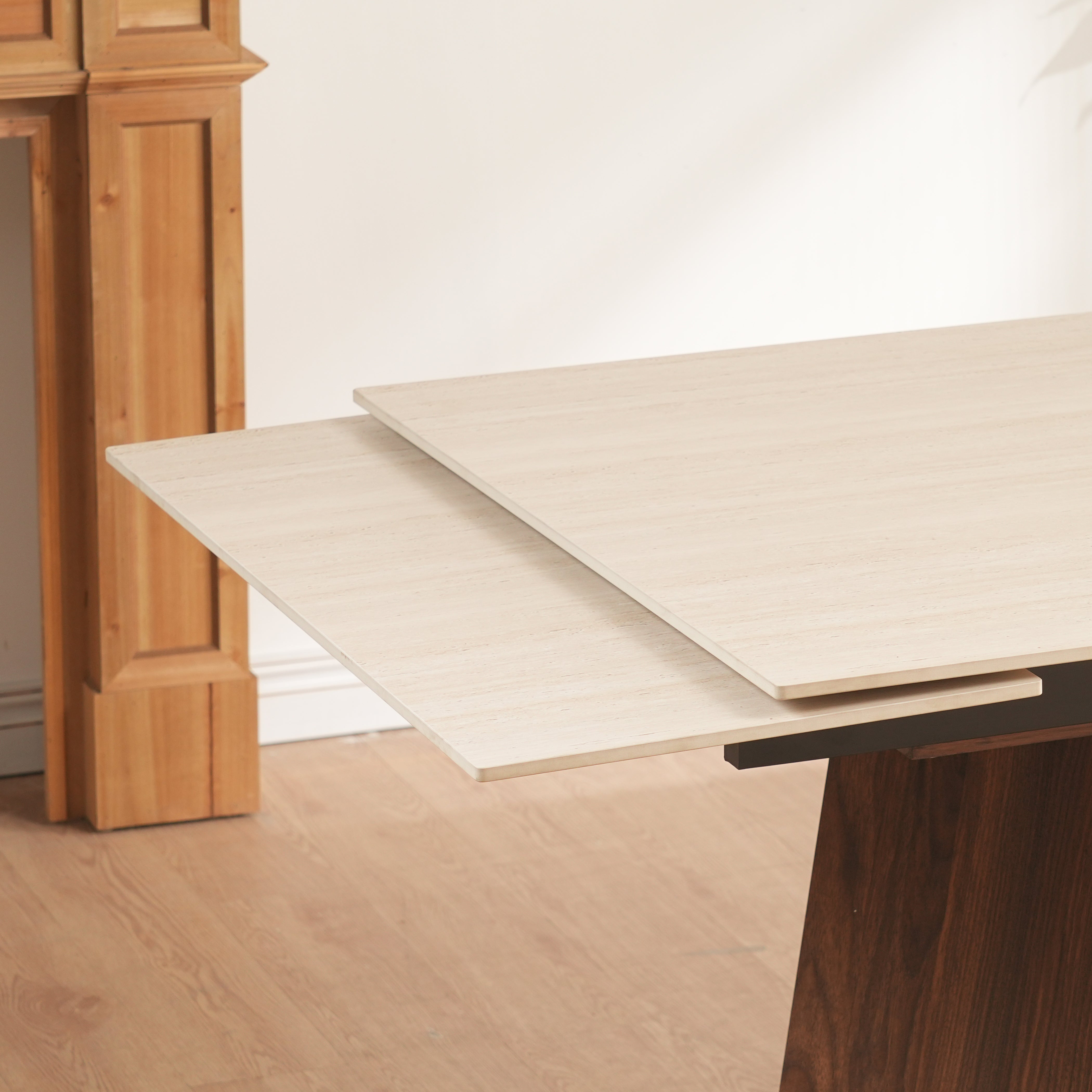 שולחן פינת אוכל נפתח בעיצוב טרוונטין עם רגליים בצבע אגוז 160-240*90 ס"מ PAROS