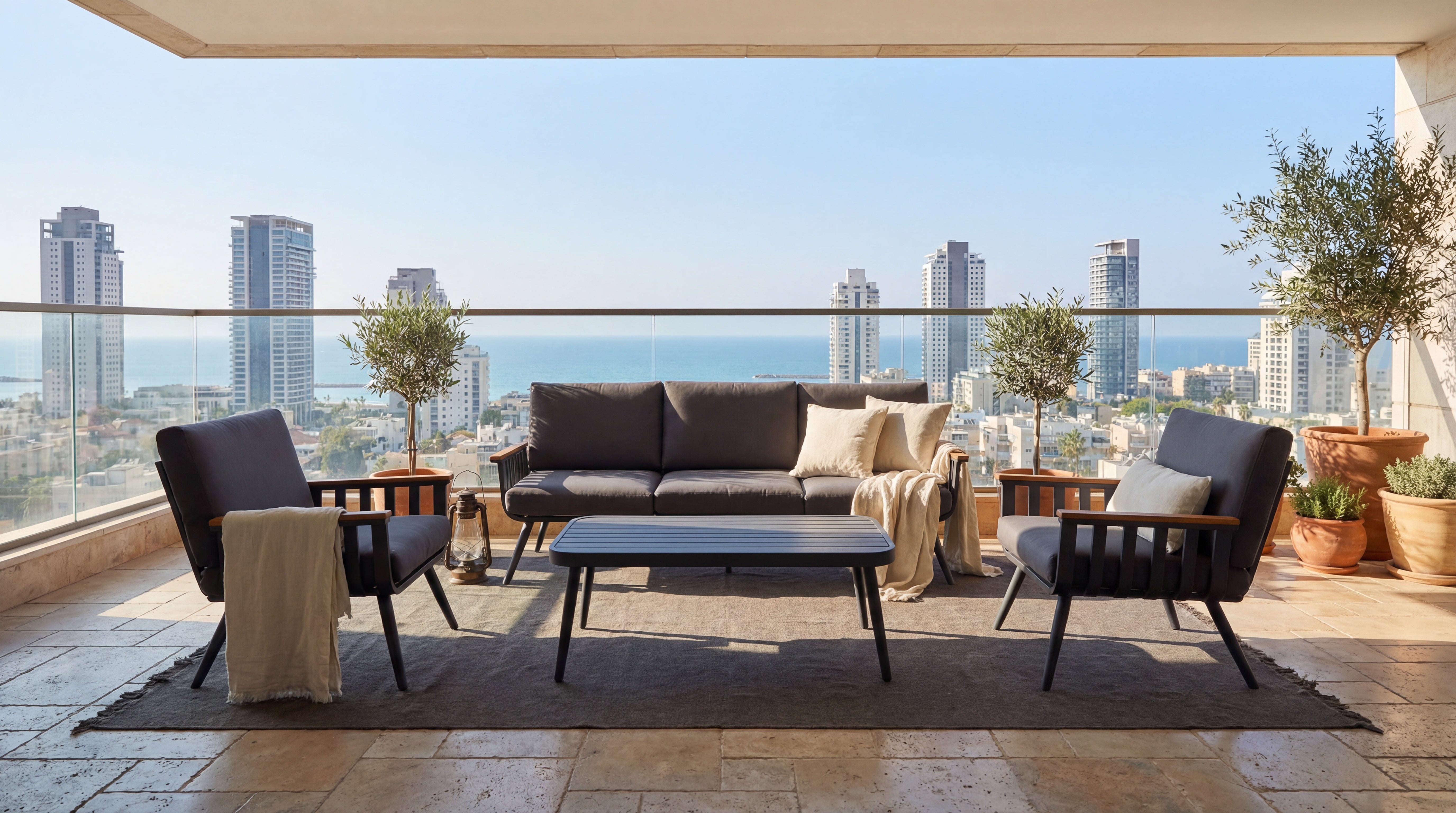 פינת ישיבה לגינה ספסל תלת אלומיניום בצבע אפור בשילוב ידיות בצבע עץ וכריות אפורות דגם שיר