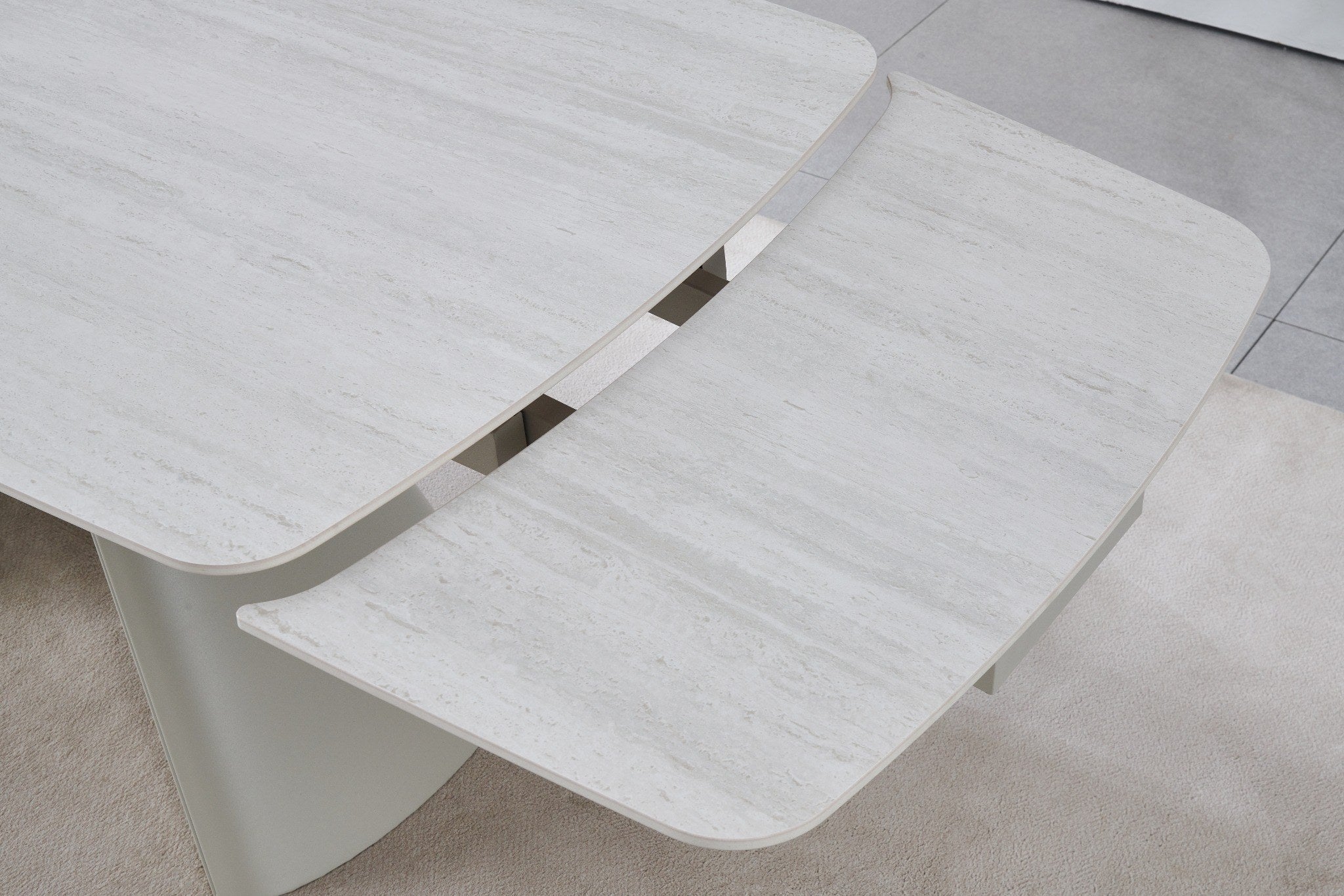 שולחן פינת אוכל טרוונטין נפתח 165-200-240*90 בשילוב רגלי מתכת בצבע מייפל LEO