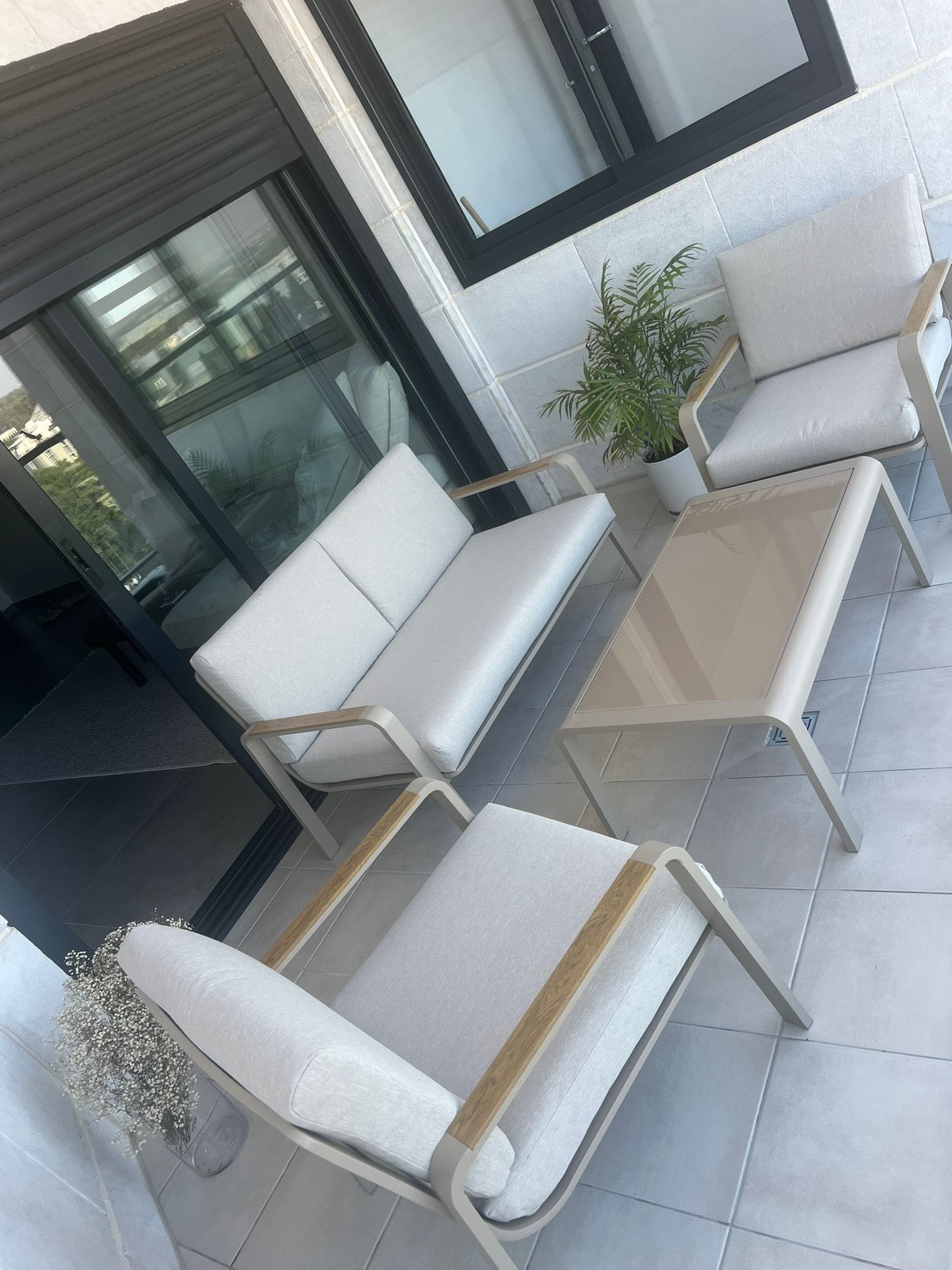 פינת ישיבה לגינה אלומיניום בצבע שמפניה בשילוב ידיות בצבע עץ וכריות בז' דגם תומר