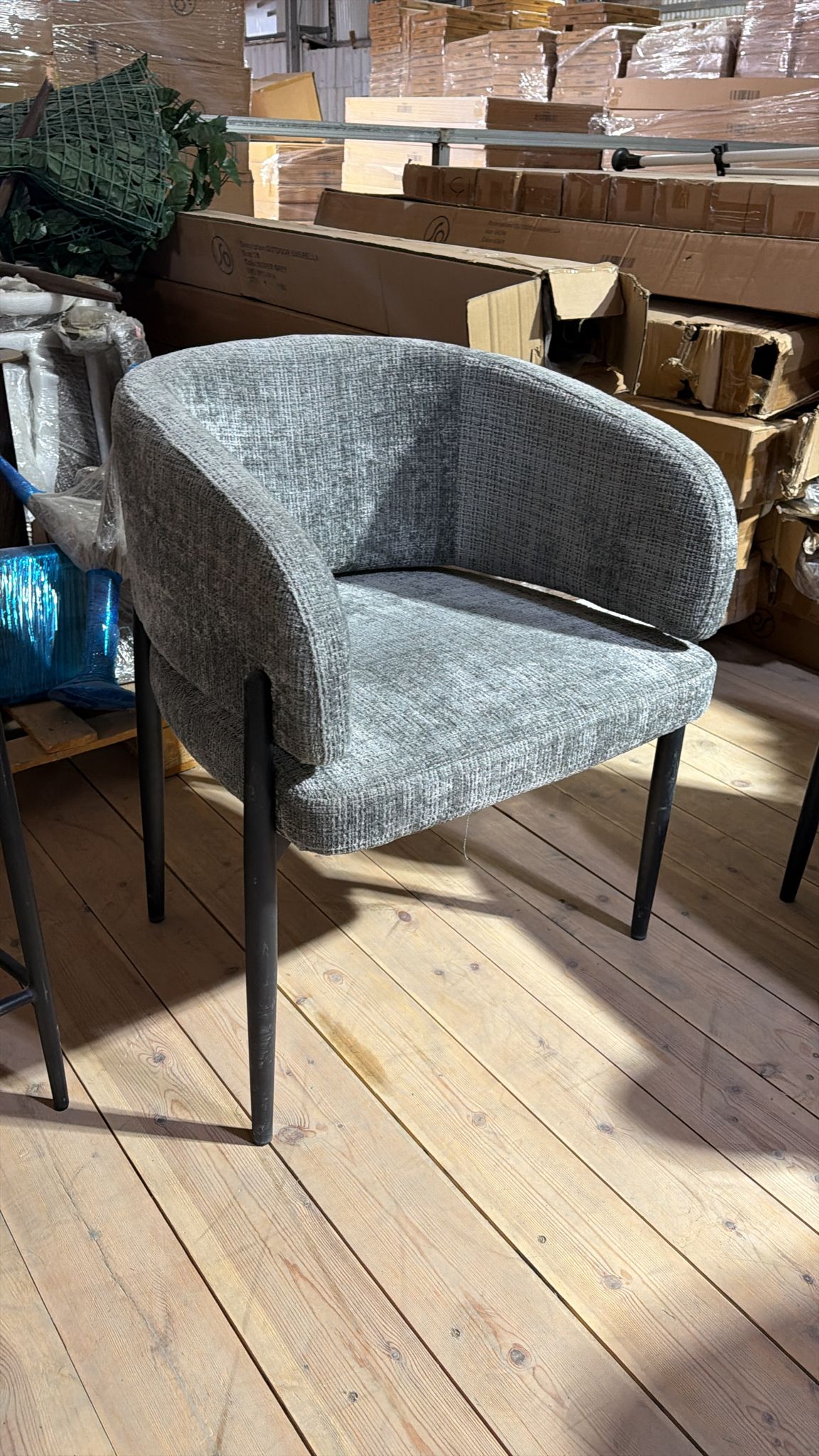 כורסא מעוצבת מבד מרופד בצבע אפור בשילוב רגל שחורה דגם ג'סי - תצוגה