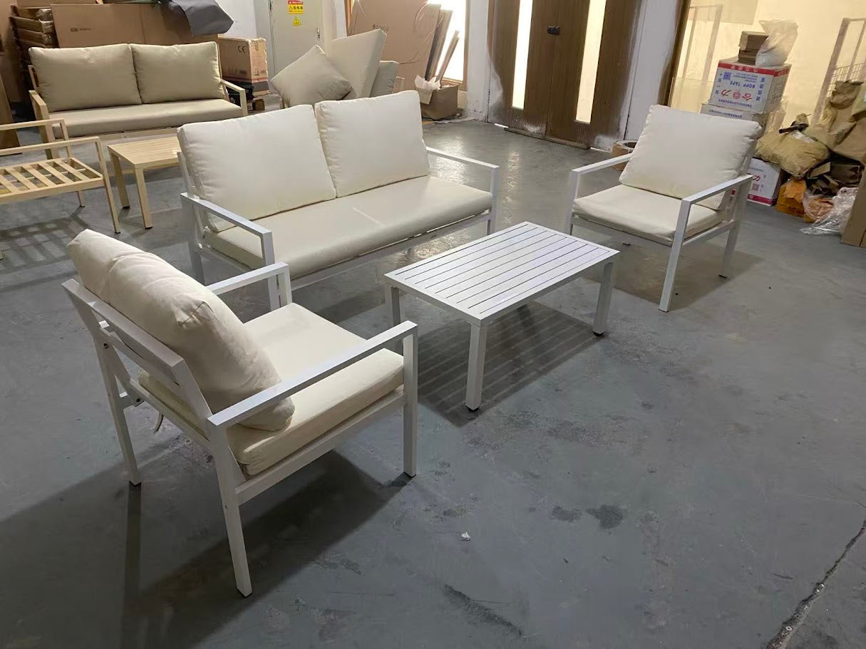 פינת ישיבה לגינה מאלומיניום לבן בשילוב כריות קרם דגם איתמר