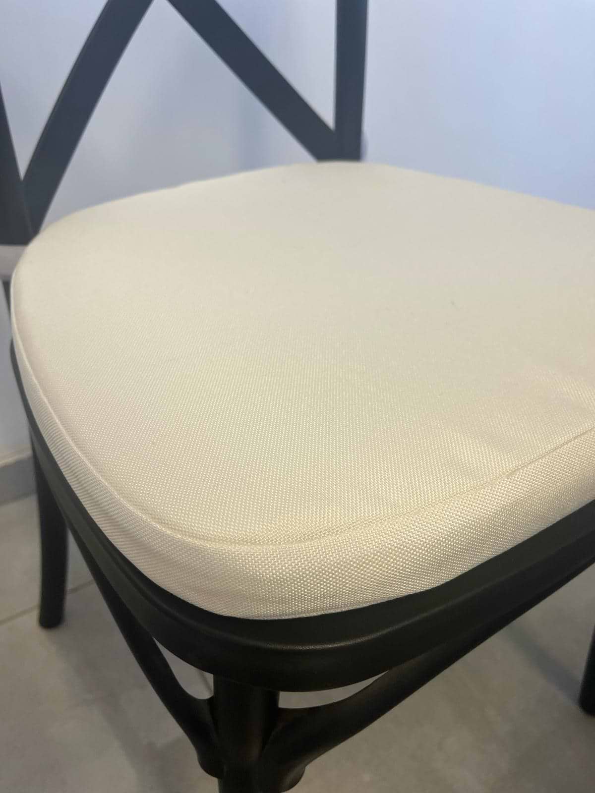 כרית מושב לבן לכיסא פלסטיק