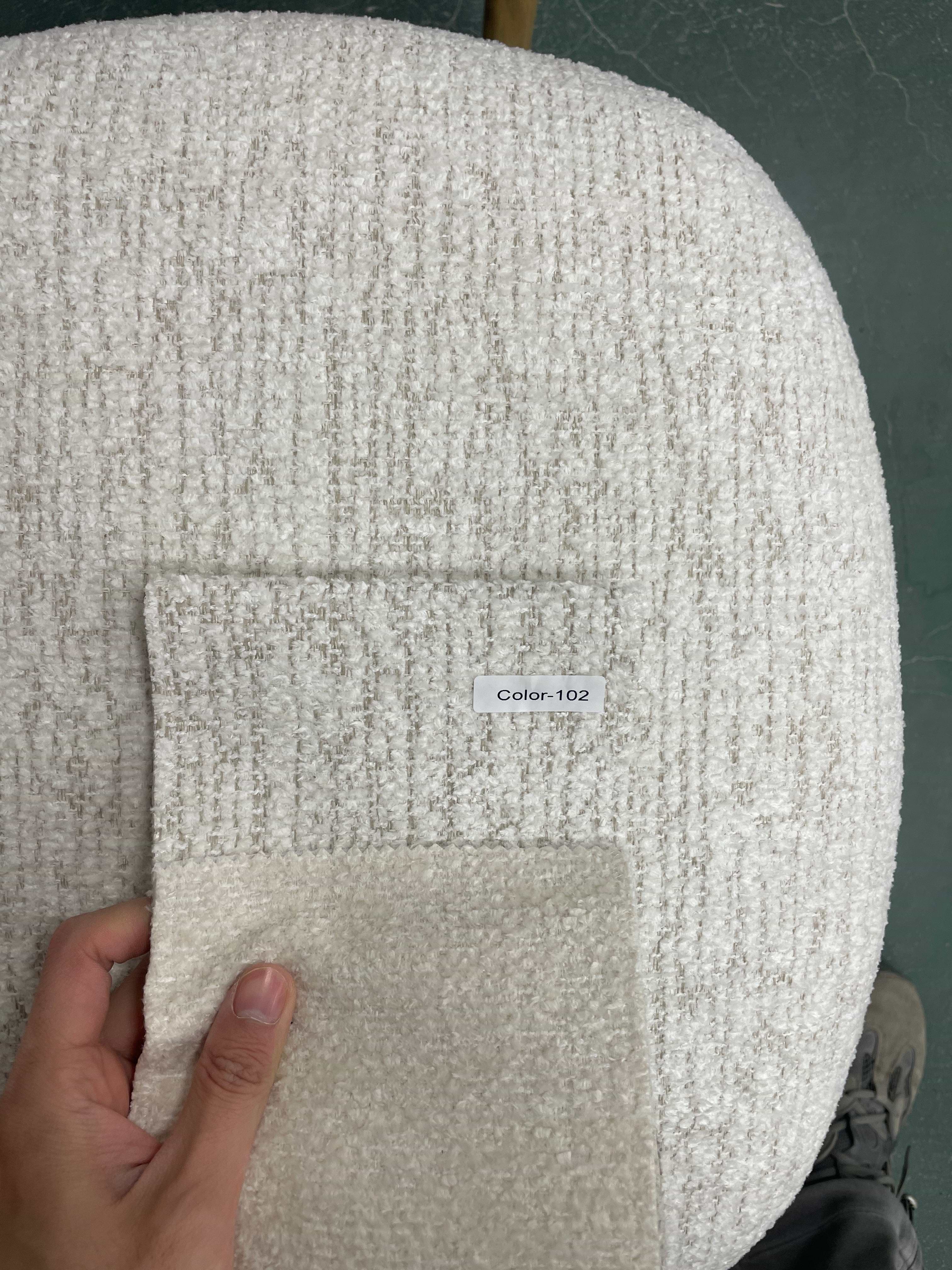 כסא אוכל מרופד צבע חול בשילוב רגלי אגוז דגם שירז