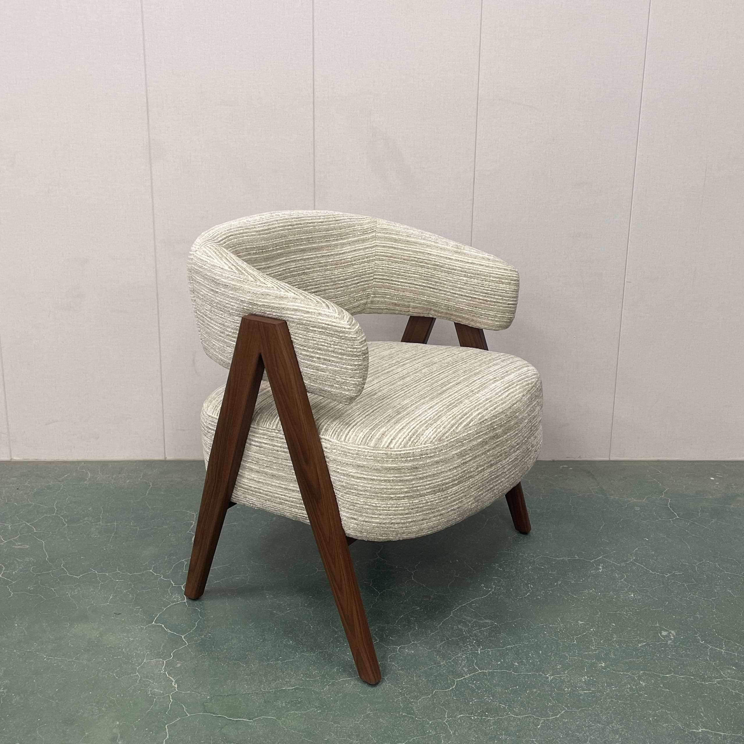 כורסא מרופדת בד צבע חול בשילוב רגליים צבע אגוז דגם מיכל