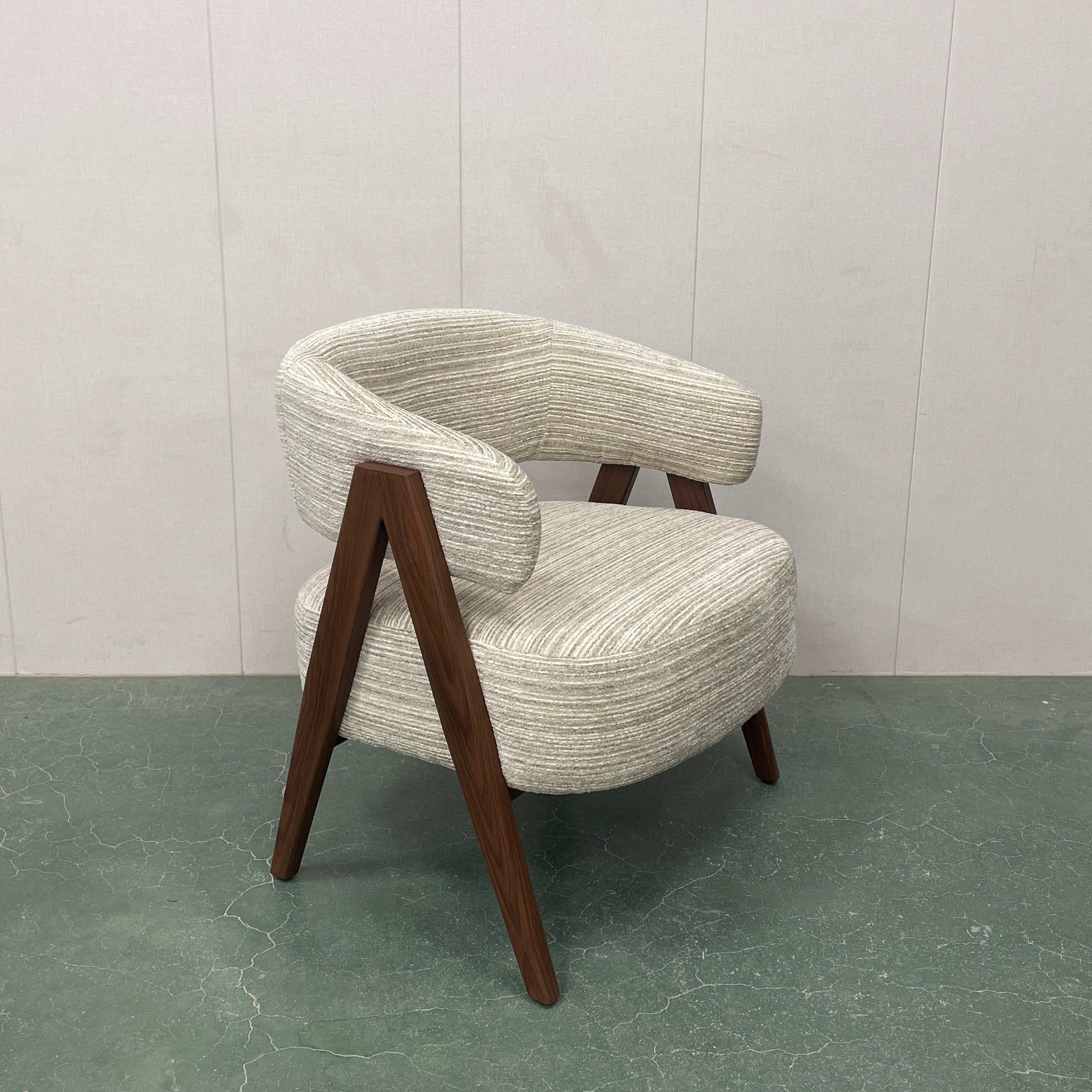 כורסא מרופדת בד צבע חול בשילוב רגליים צבע אגוז דגם מיכל