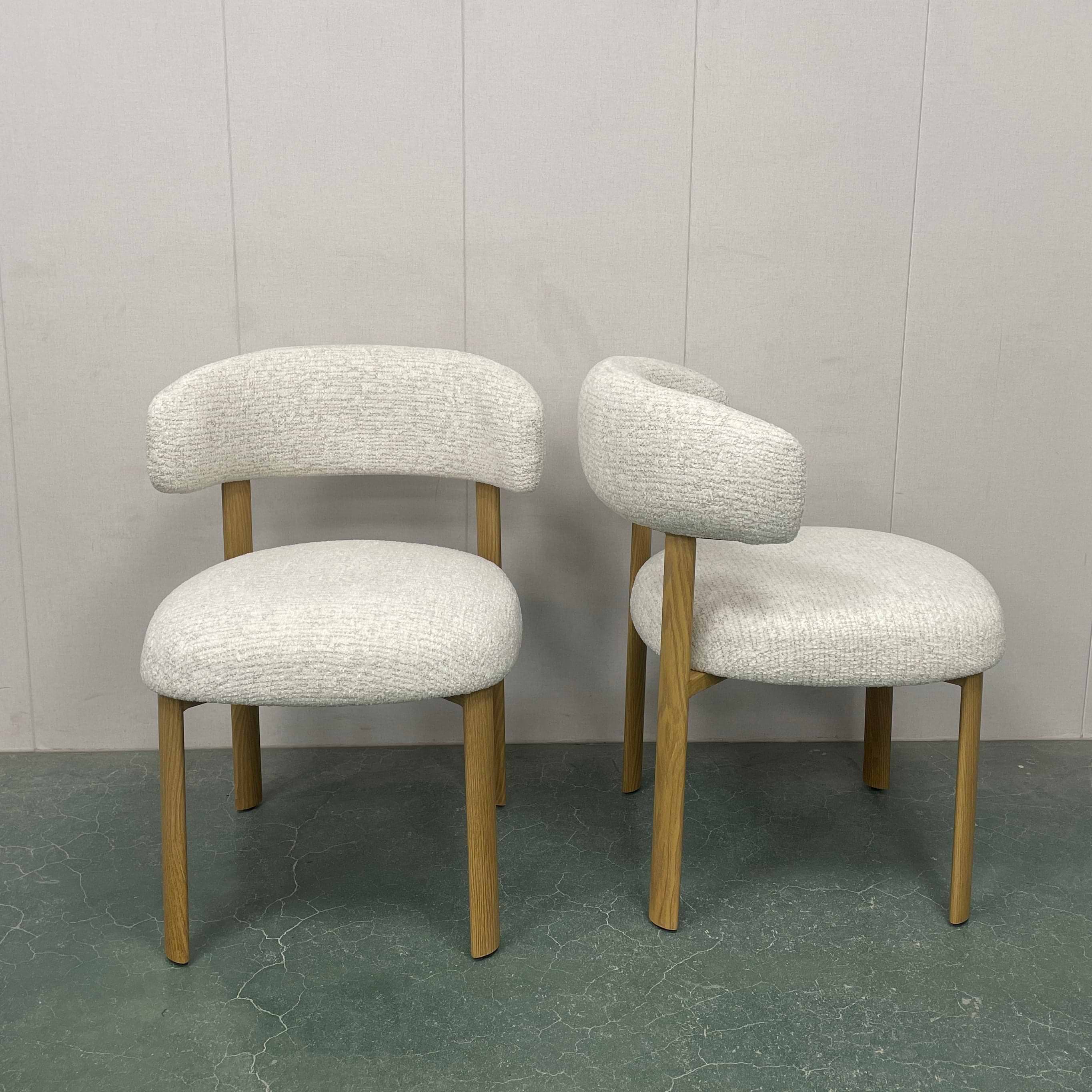 כסא אוכל מרופד צבע חול בשילוב רגלי אלון דגם שירז