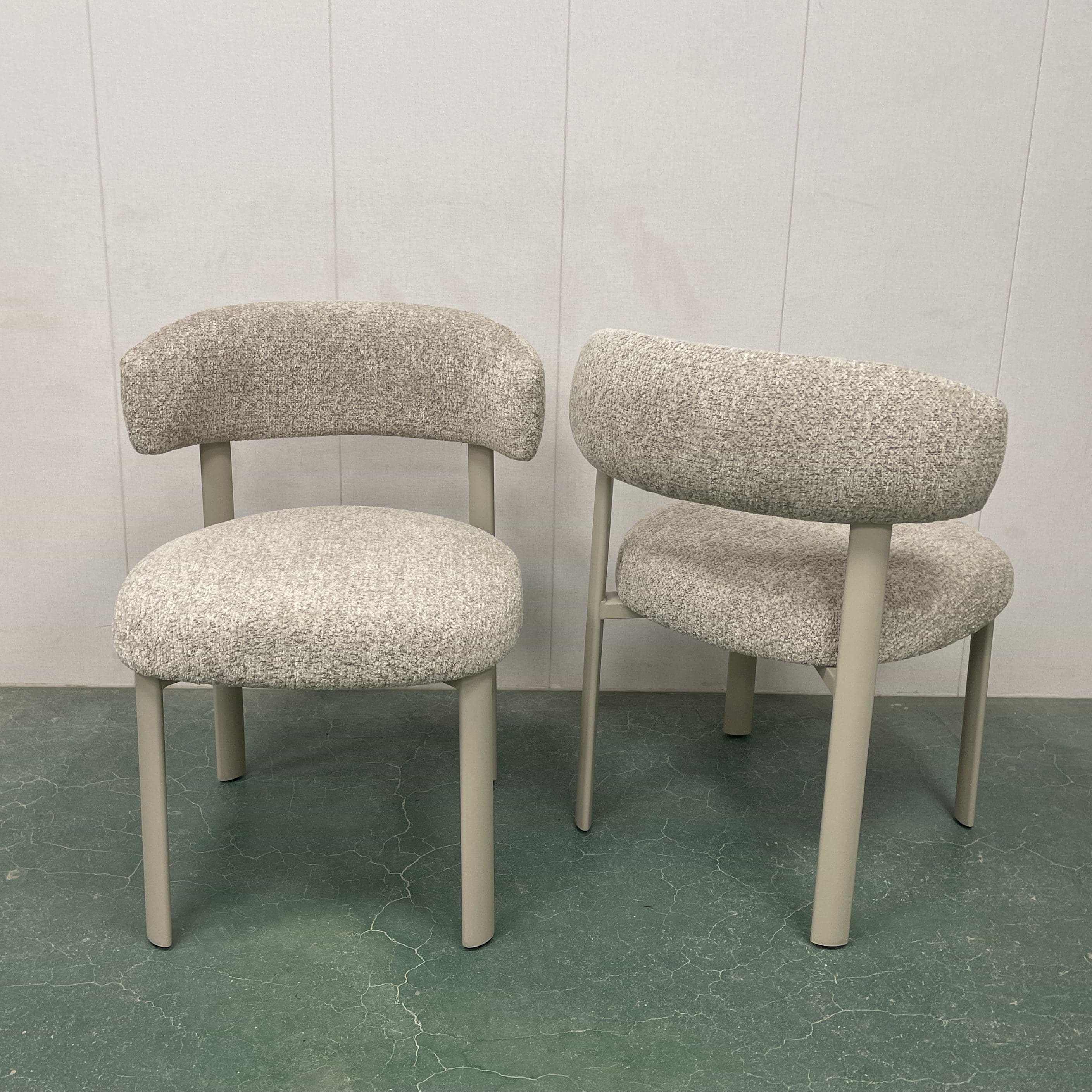 כסא אוכל מרופד צבע חול בשילוב רגלי מייפל דגם שירז