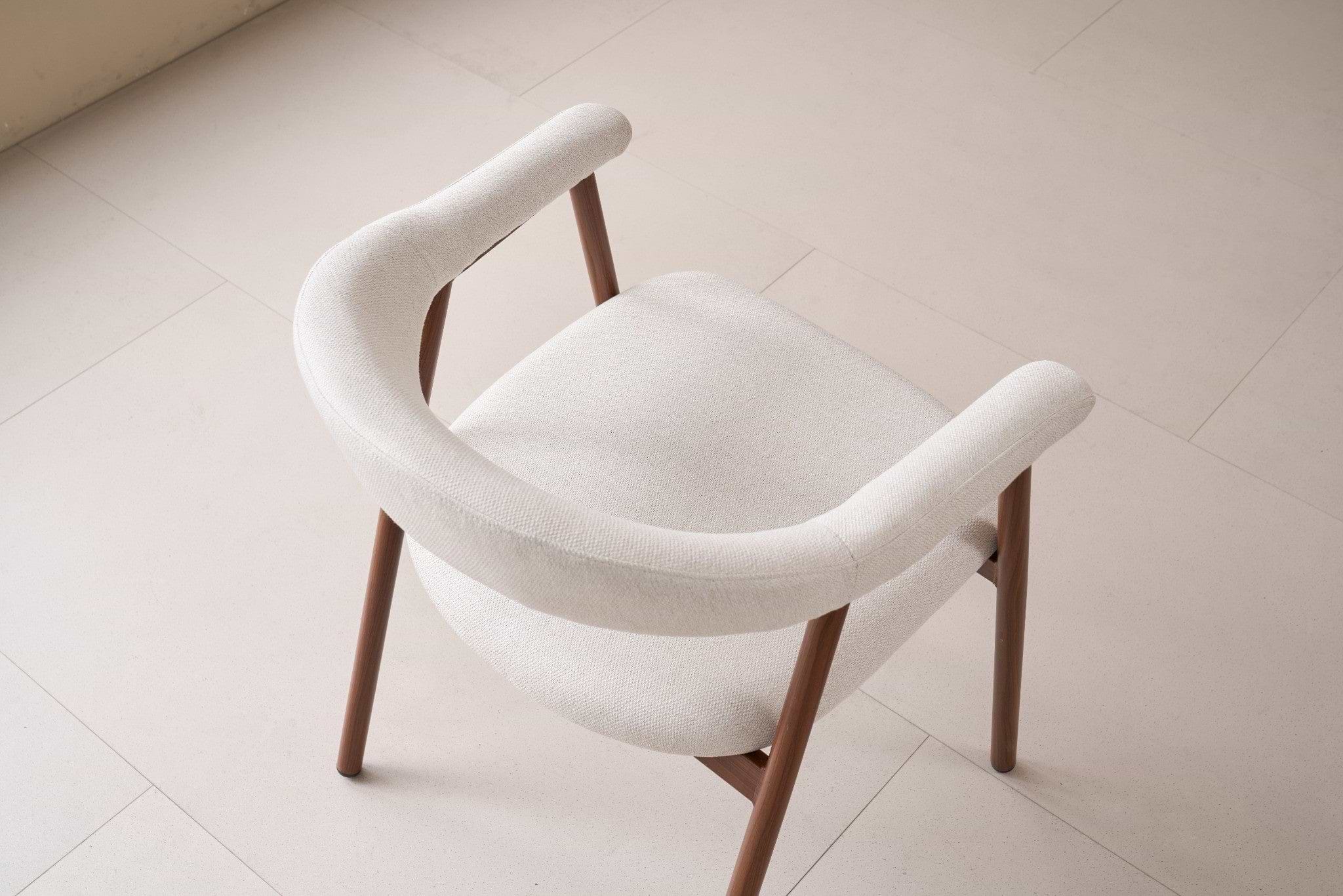 כסא אוכל מרופד שמנת בשילוב רגלי אגוז דגם אלמה