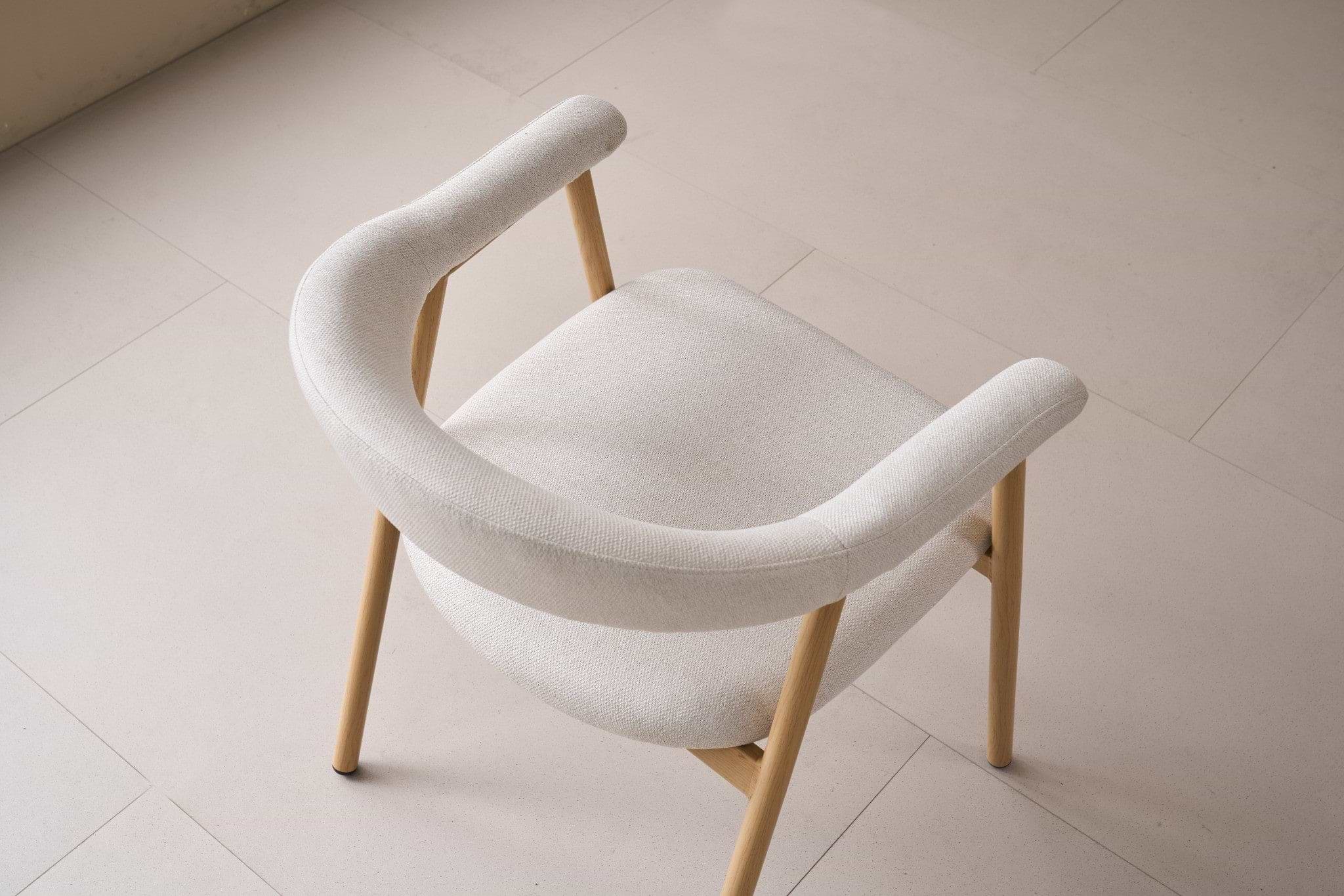 כסא אוכל מרופד שמנת בשילוב רגלי אלון דגם אלמה