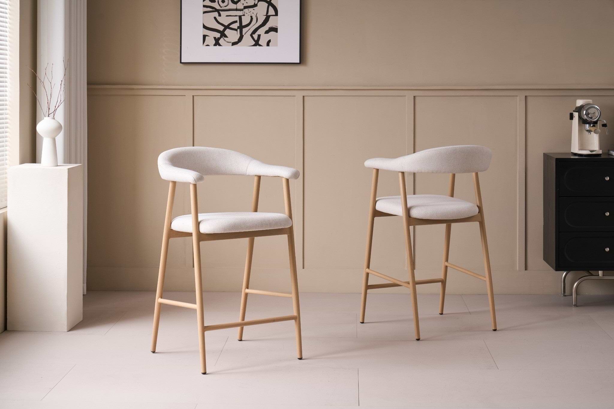 כסא בר מרופד שמנת בשילוב רגלי אלון דגם אלמה