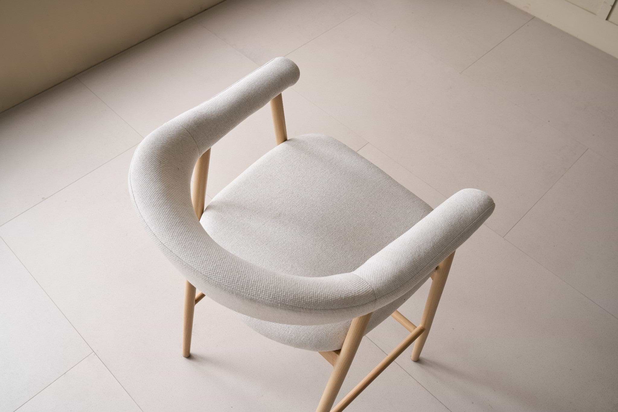 כסא בר מרופד שמנת בשילוב רגלי אלון דגם אלמה