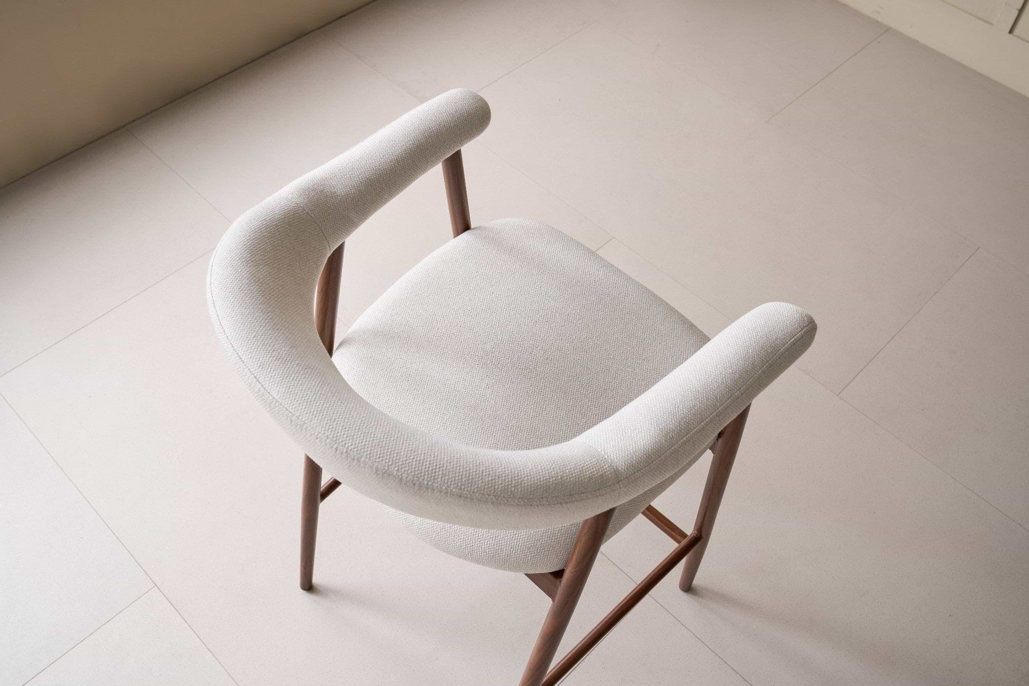 כסא בר מרופד שמנת בשילוב רגלי אגוז דגם אלמה