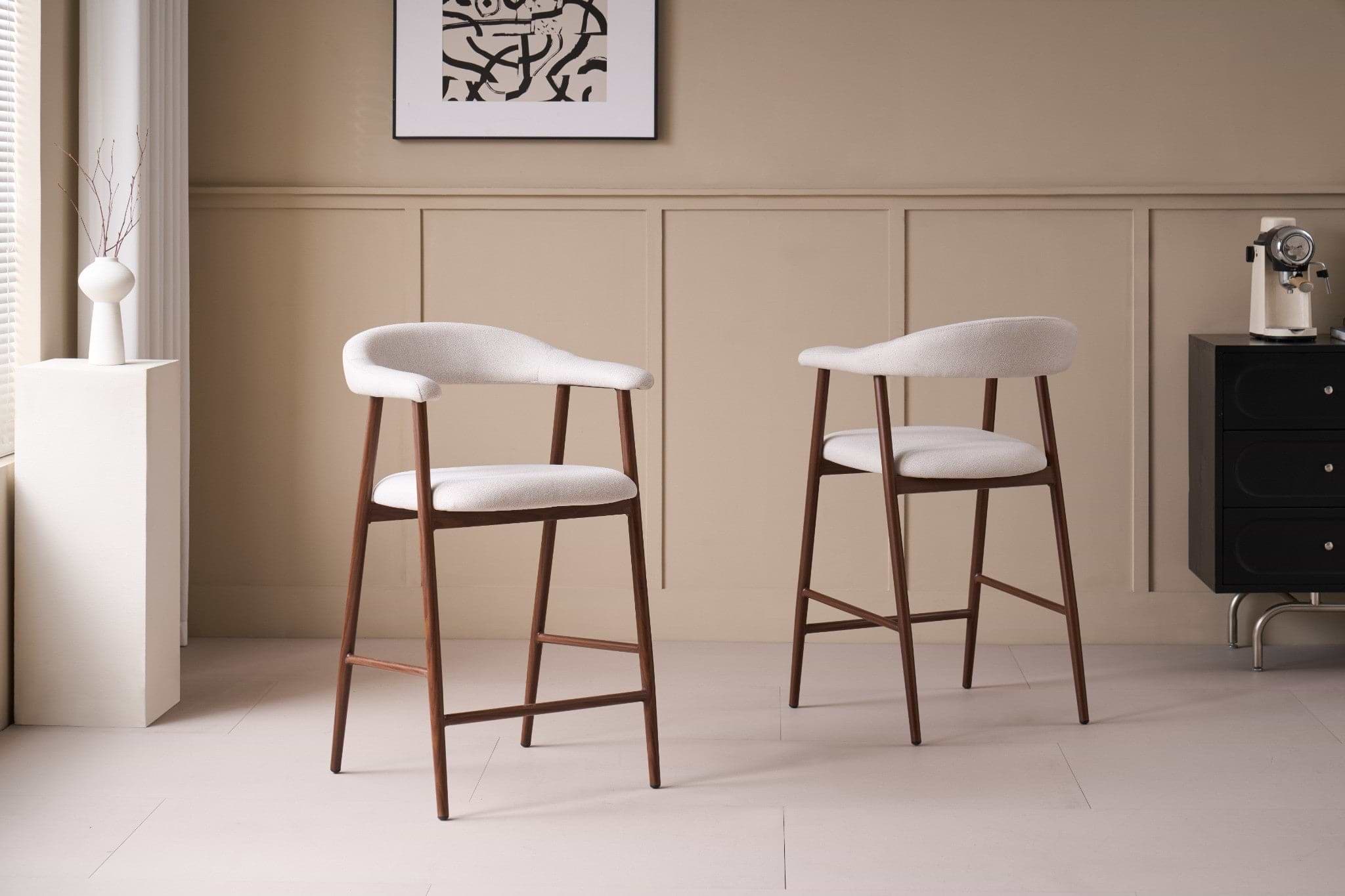 כסא בר מרופד שמנת בשילוב רגלי אגוז דגם אלמה