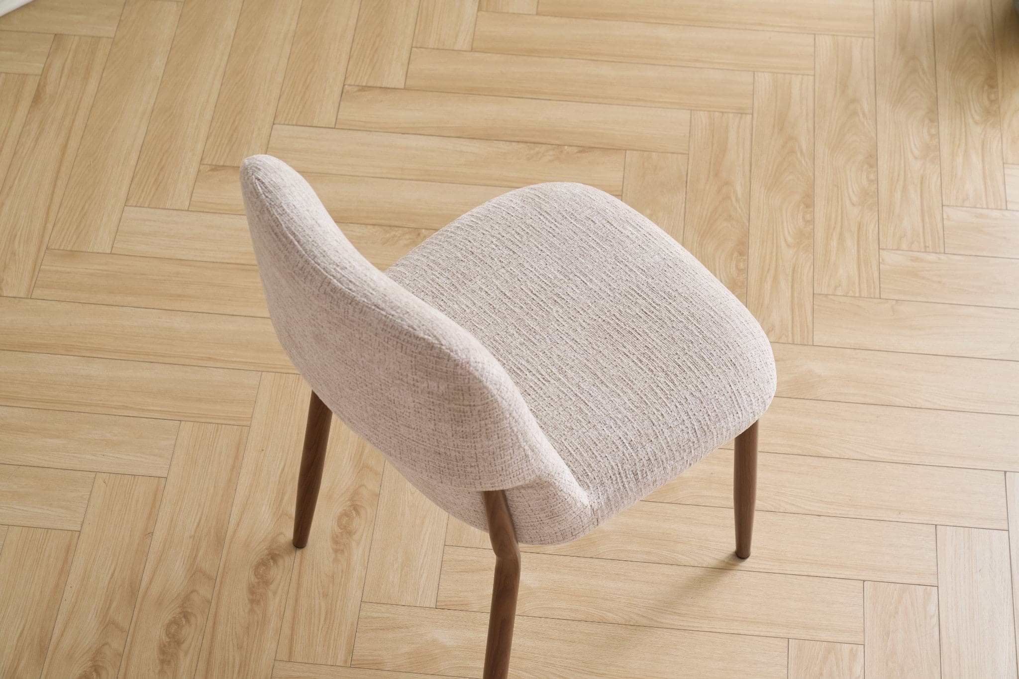 כסא אוכל מרופד בצבע חול בשילוב רגל אגוז דגם סורה