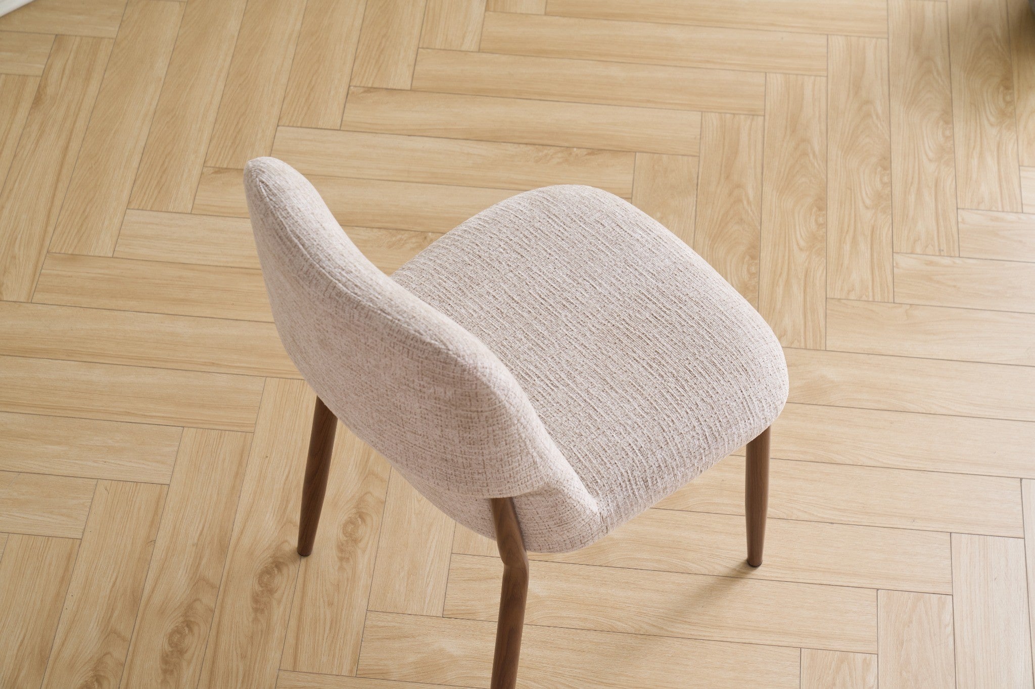 כסא אוכל מרופד בצבע חול בשילוב רגל אגוז דגם סורה