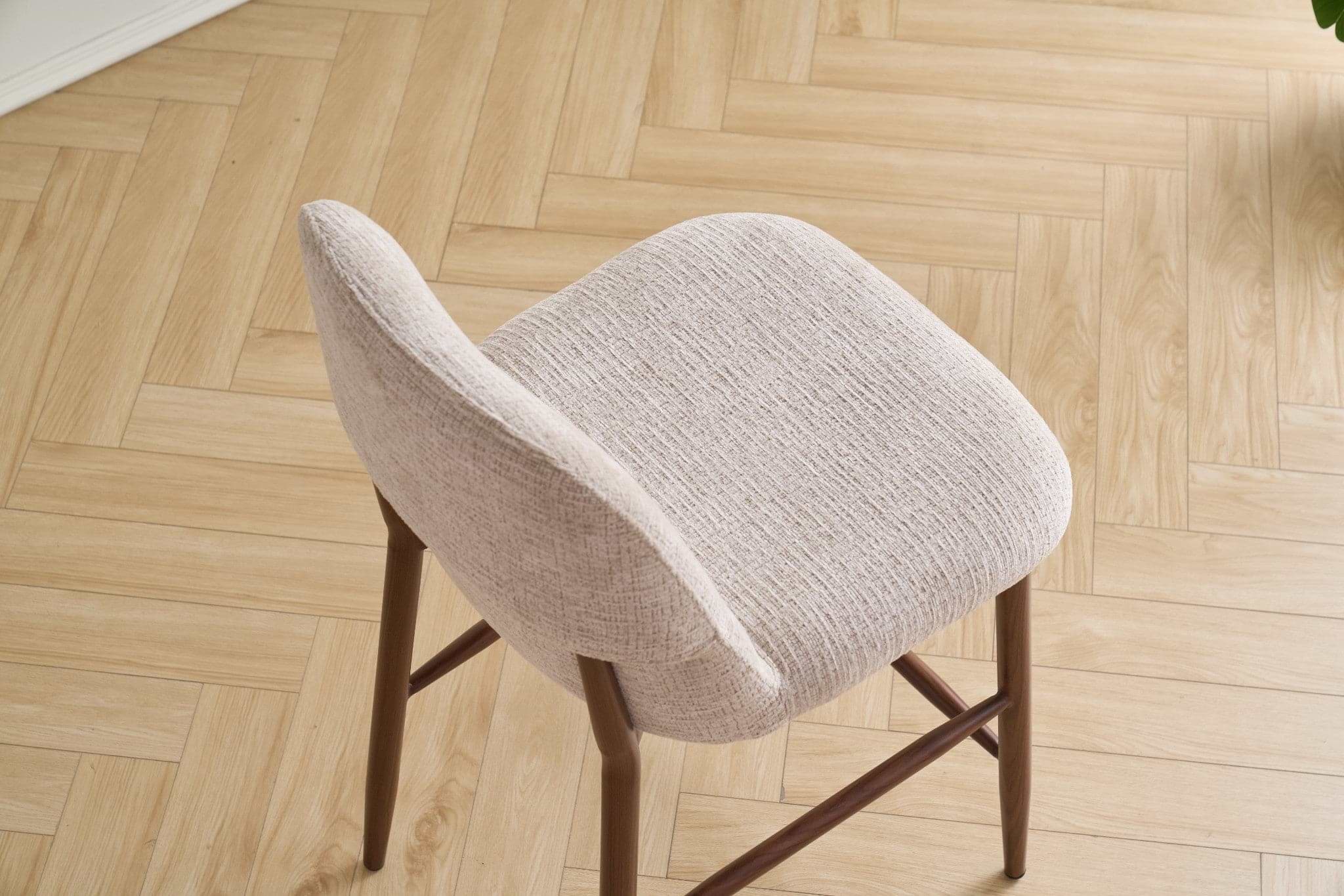 כסא בר מרופד בצבע חול בשילוב רגל אגוז דגם סורה