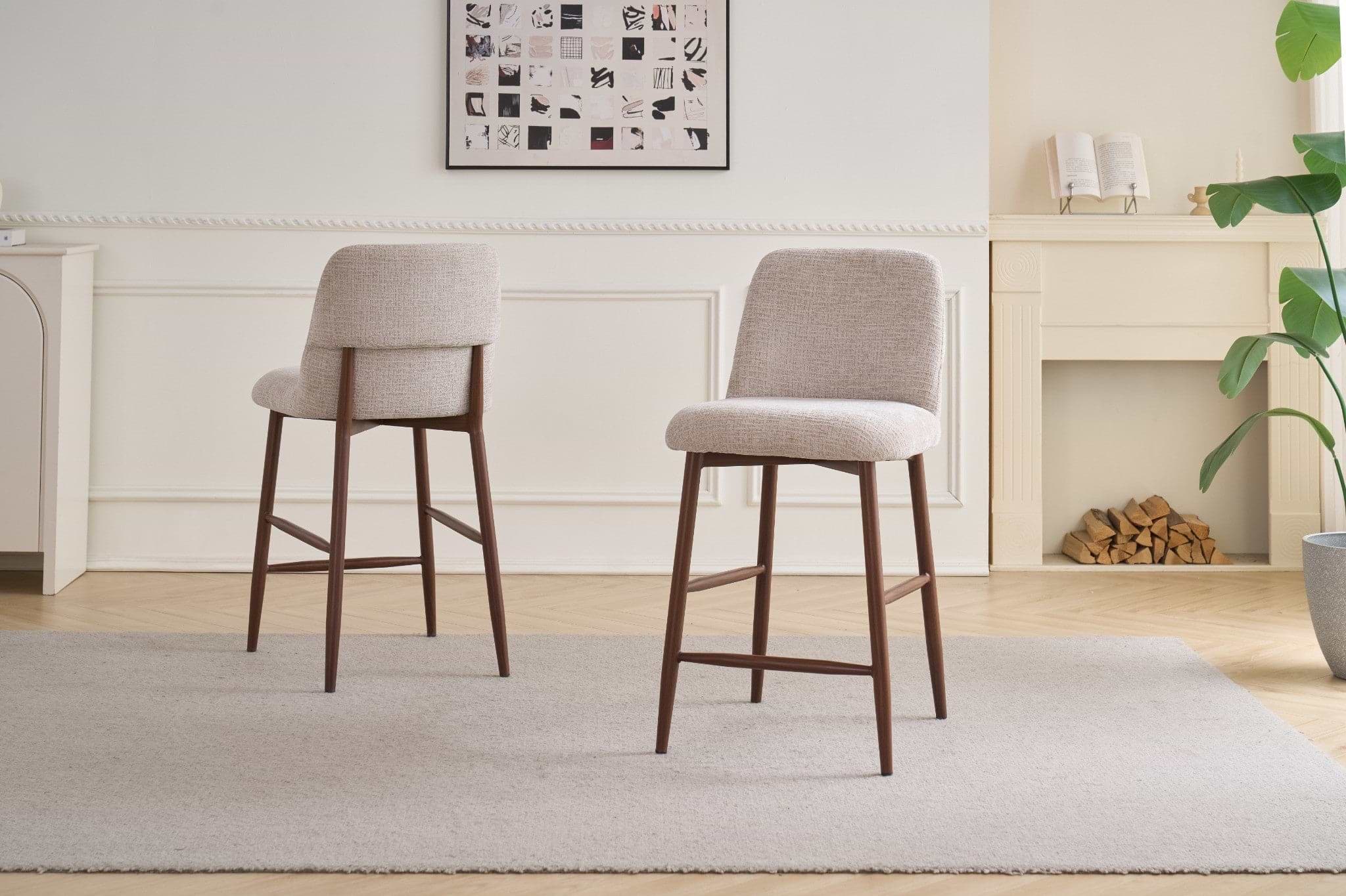 כסא בר מרופד בצבע חול בשילוב רגל אגוז דגם סורה