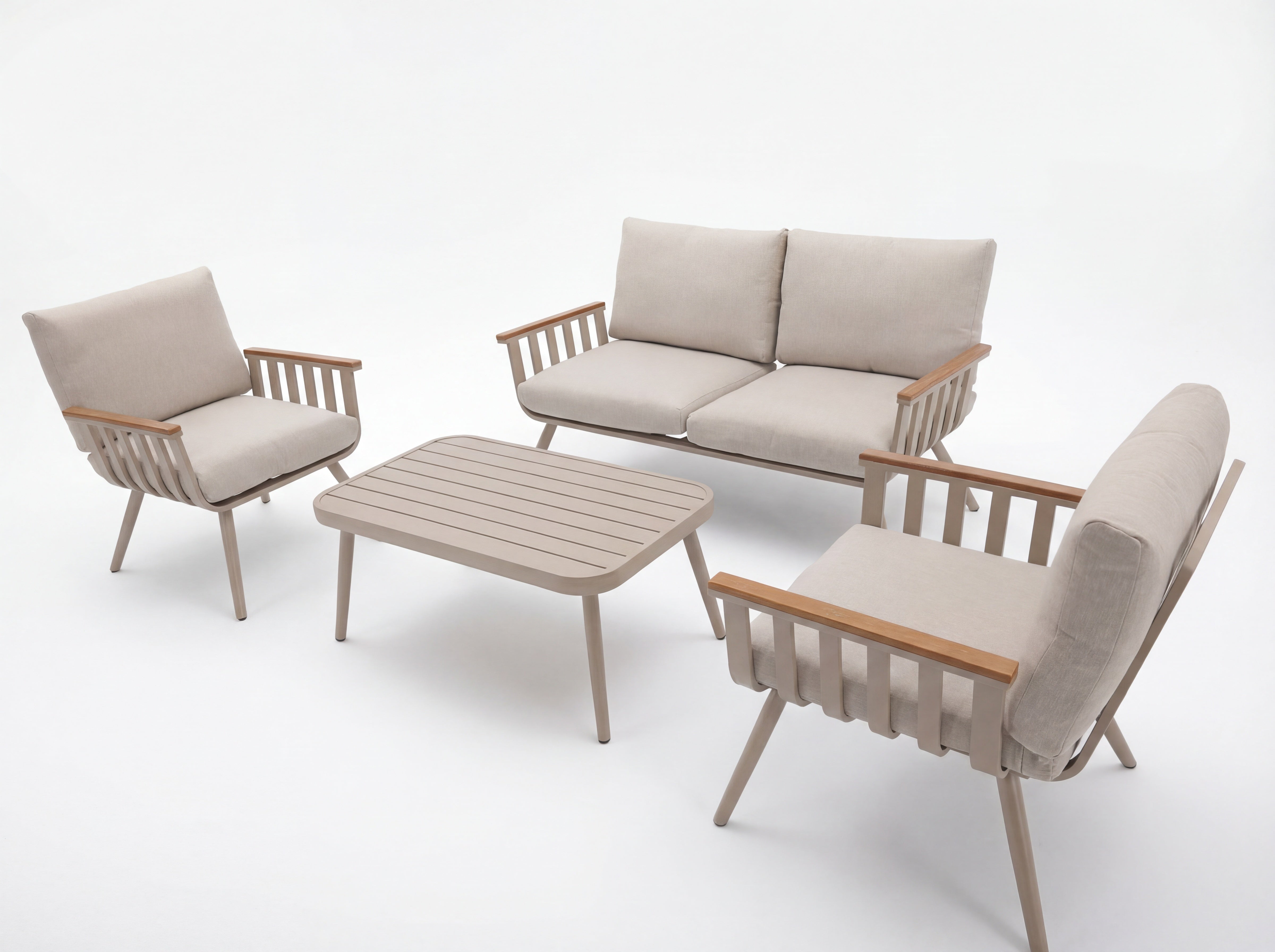 פינת ישיבה לגינה אלומיניום בצבע שמפניה בשילוב ידיות בצבע עץ וכריות בז' דגם שיר