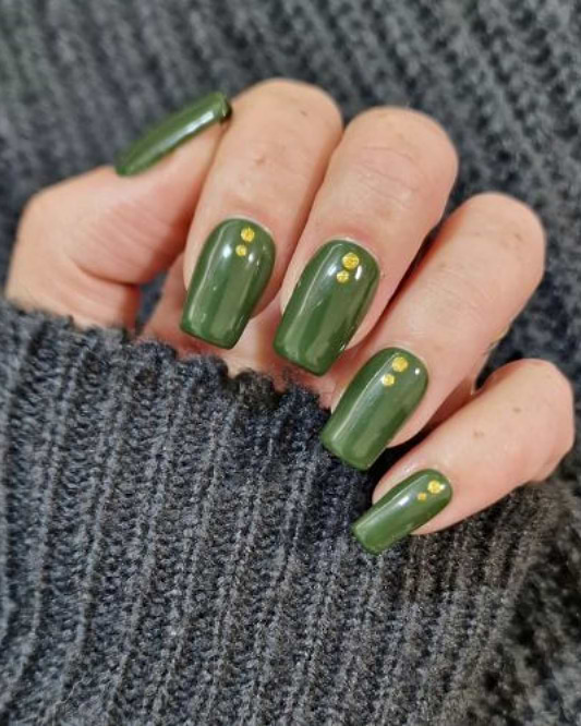 Your Step-By-Step Guide to Green Christmas Nail Designs