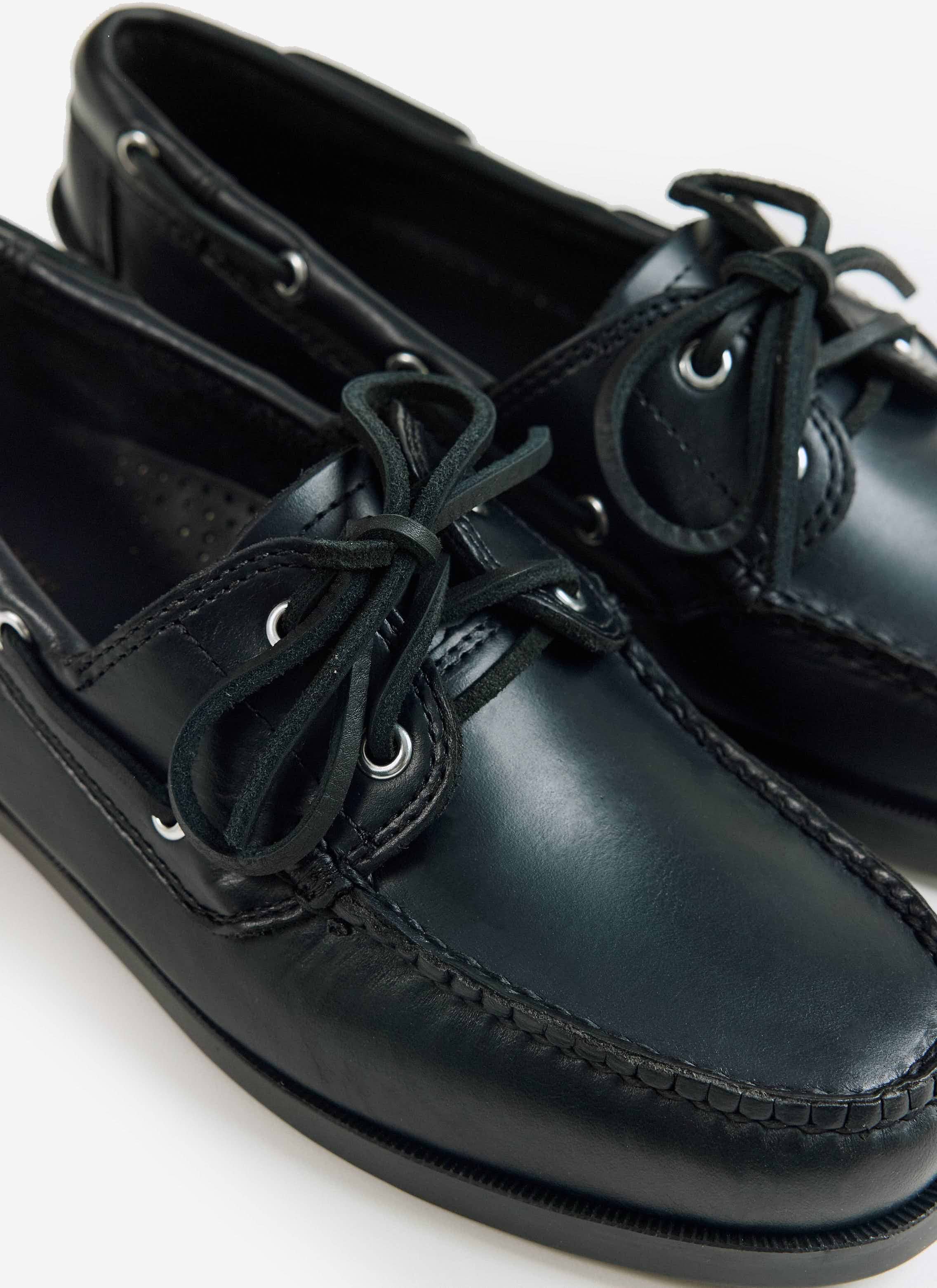 Close-up of the G.H.Bass Jetty II Boater 2 Eye in black leather from Percival, showing the tonal stitching and laces.