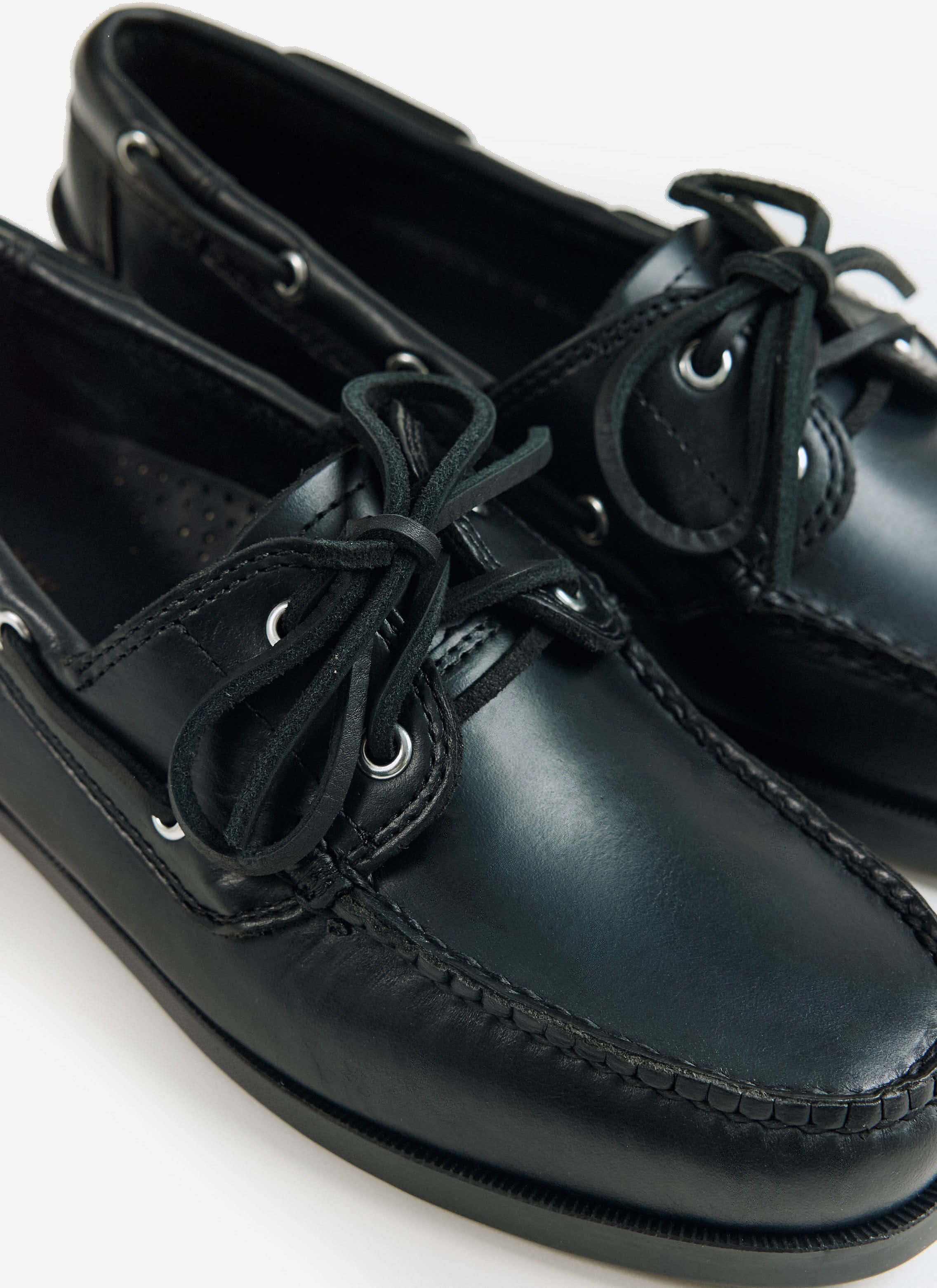 Close-up of the G.H.Bass Jetty II Boater 2 Eye in black leather from Percival, showing the tonal stitching and laces.