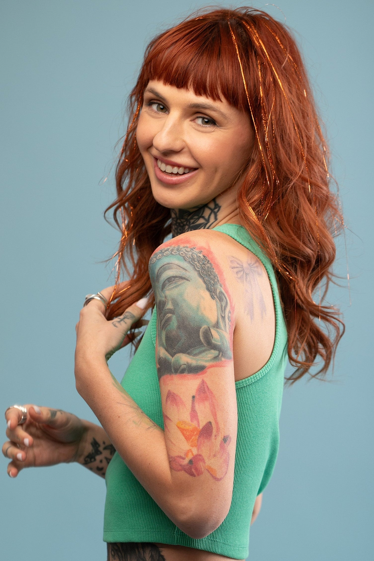 מדיום שוט של בחורה שבשיער שלה שזורים חוטי טינסל בצבעי כתום זוהר - הנקראים אצלנו גווני פיות. מיועדים לחיבור עצמאי, פשוט וקבוע לשיער או לחיבור זמני - Shufizoo