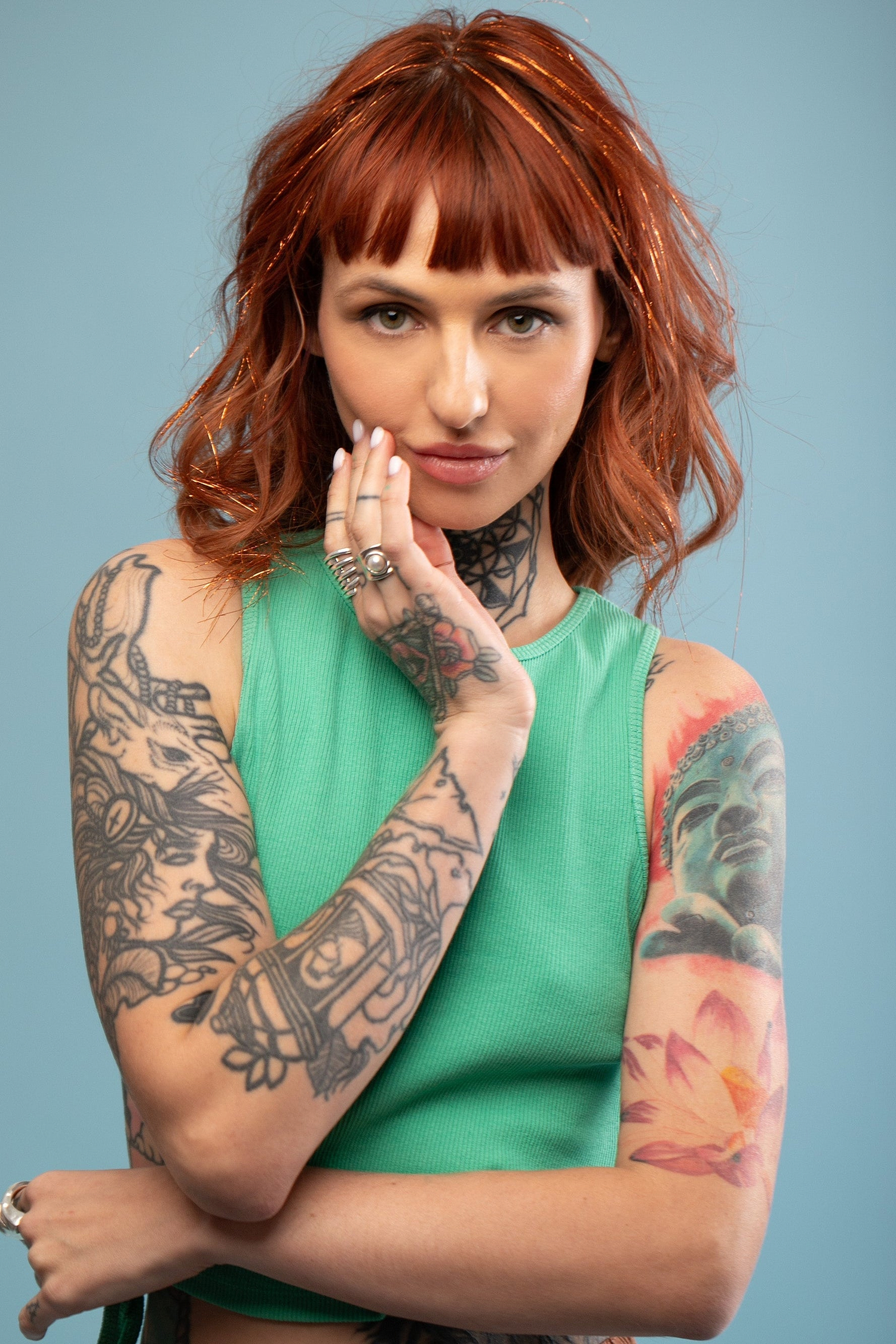 מדיום שוט של בחורה שבשיער שלה שזורים חוטי טינסל בצבעי כתום זוהר - הנקראים אצלנו גווני פיות. מיועדים לחיבור עצמאי, פשוט וקבוע לשיער או לחיבור זמני - Shufizoo