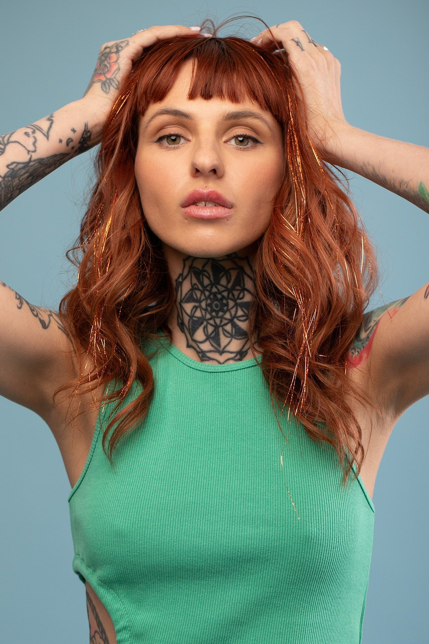 מדיום שוט של בחורה שבשיער שלה שזורים חוטי טינסל בצבעי כתום זוהר - הנקראים אצלנו גווני פיות. מיועדים לחיבור עצמאי, פשוט וקבוע לשיער או לחיבור זמני - Shufizoo