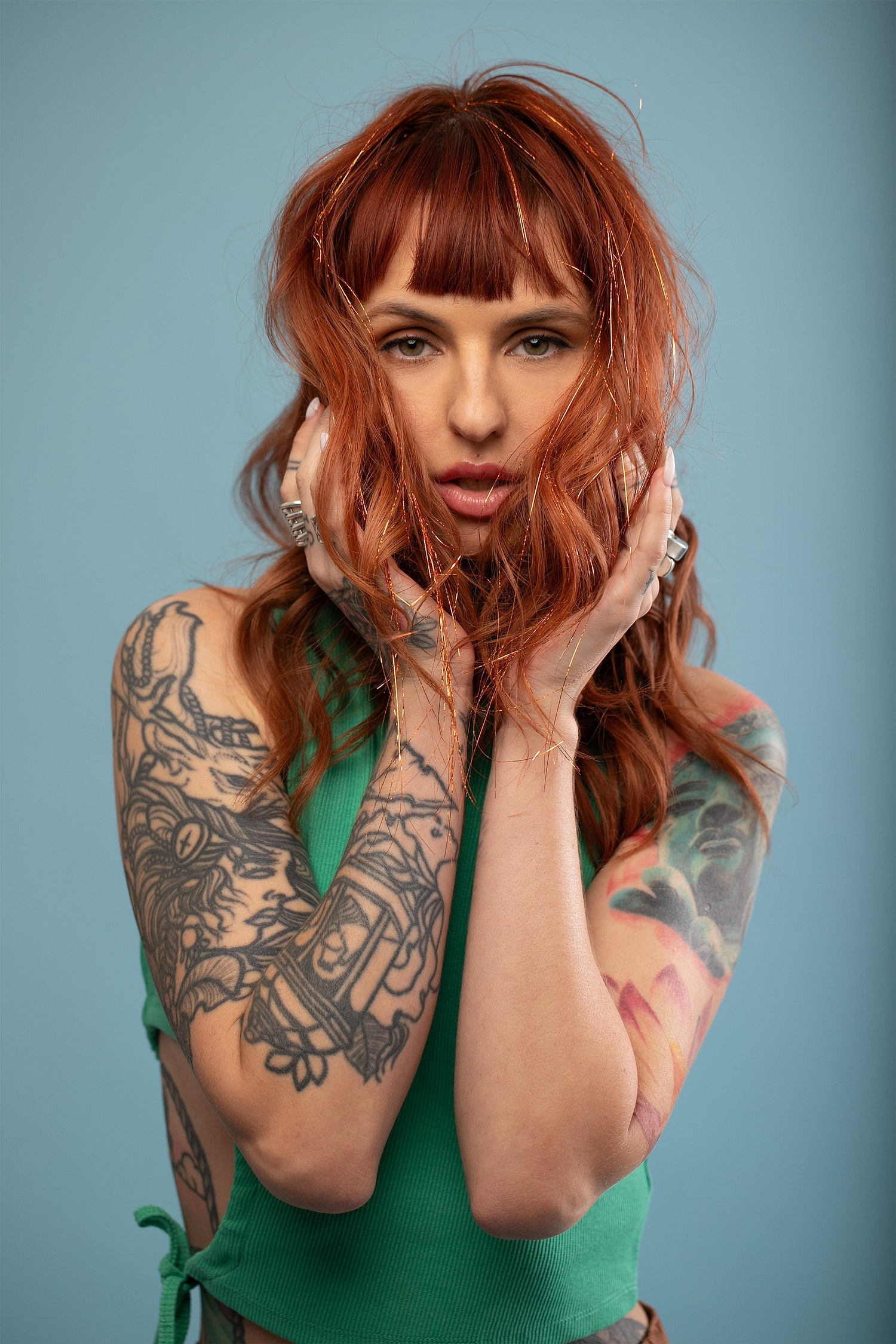 מדיום שוט של בחורה שבשיער שלה שזורים חוטי טינסל בצבעי כתום זוהר - הנקראים אצלנו גווני פיות. מיועדים לחיבור עצמאי, פשוט וקבוע לשיער או לחיבור זמני - Shufizoo