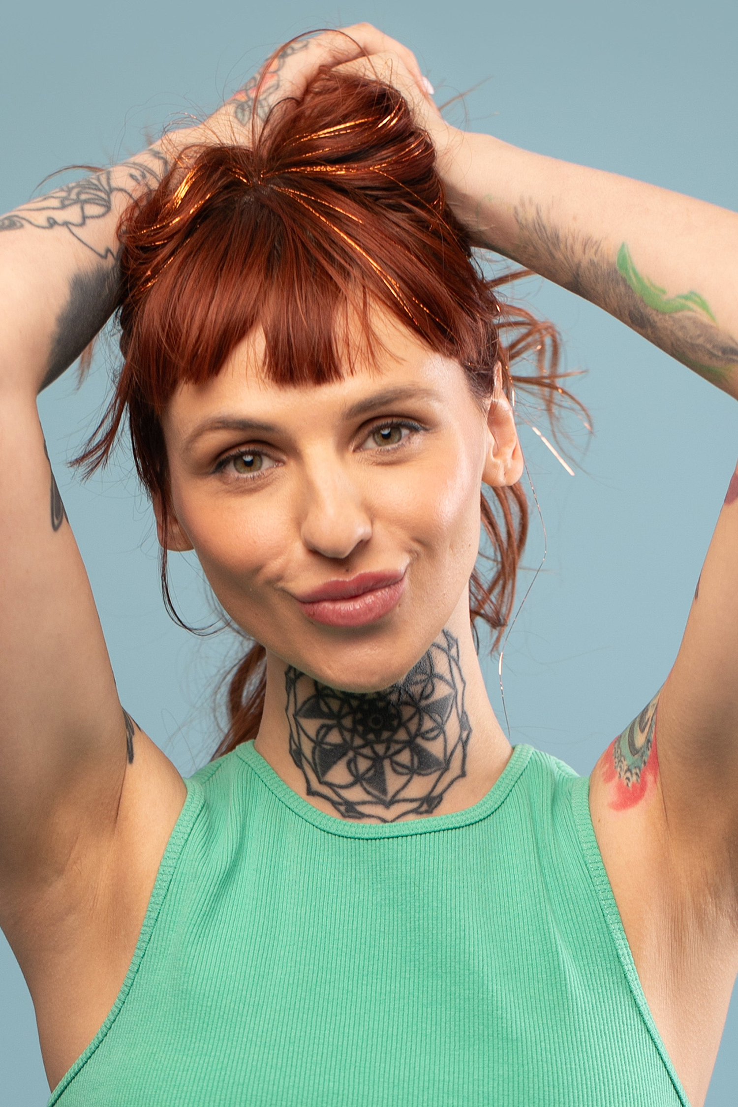 מדיום שוט של בחורה שבשיער שלה שזורים חוטי טינסל בצבעי כתום זוהר - הנקראים אצלנו גווני פיות. מיועדים לחיבור עצמאי, פשוט וקבוע לשיער או לחיבור זמני - Shufizoo