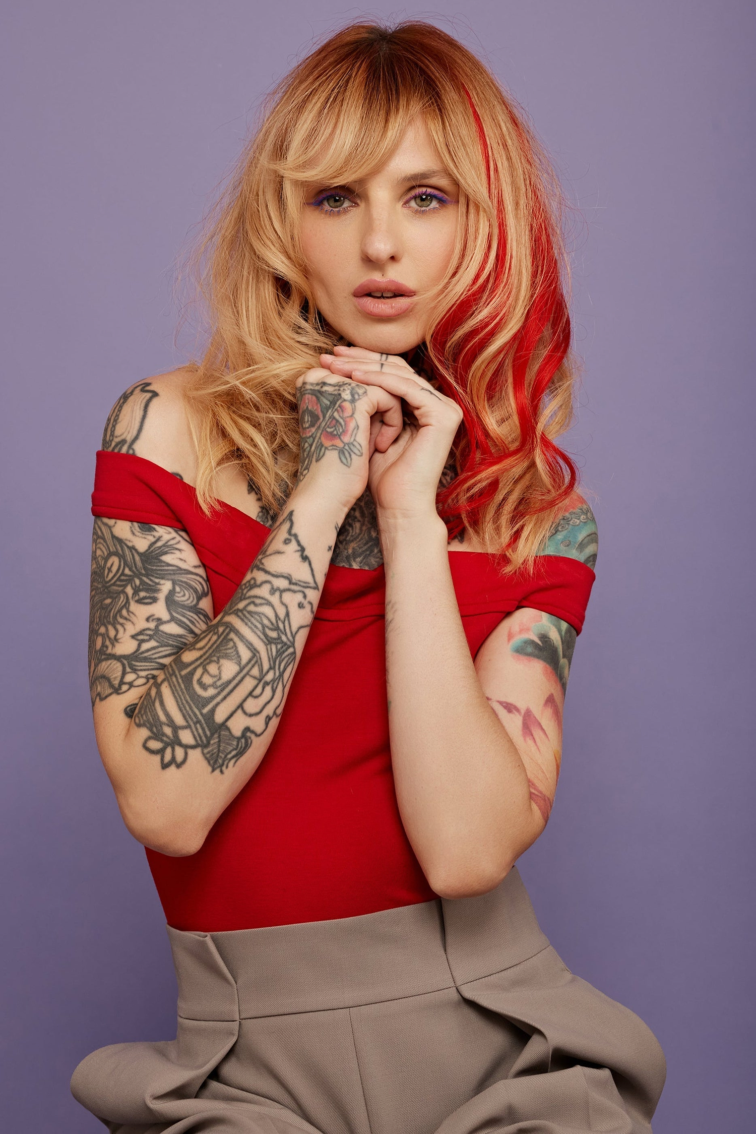 מדיום שוט של בחורה שבשיער שלה שזורים גווני שיער טבעיים, גליים - בצבע אדום - תוספות השיער מיועדות לחיבור עצמאי, פשוט  וקבוע לשיער או לחיבור זמני לשיער  - Shufizoo 