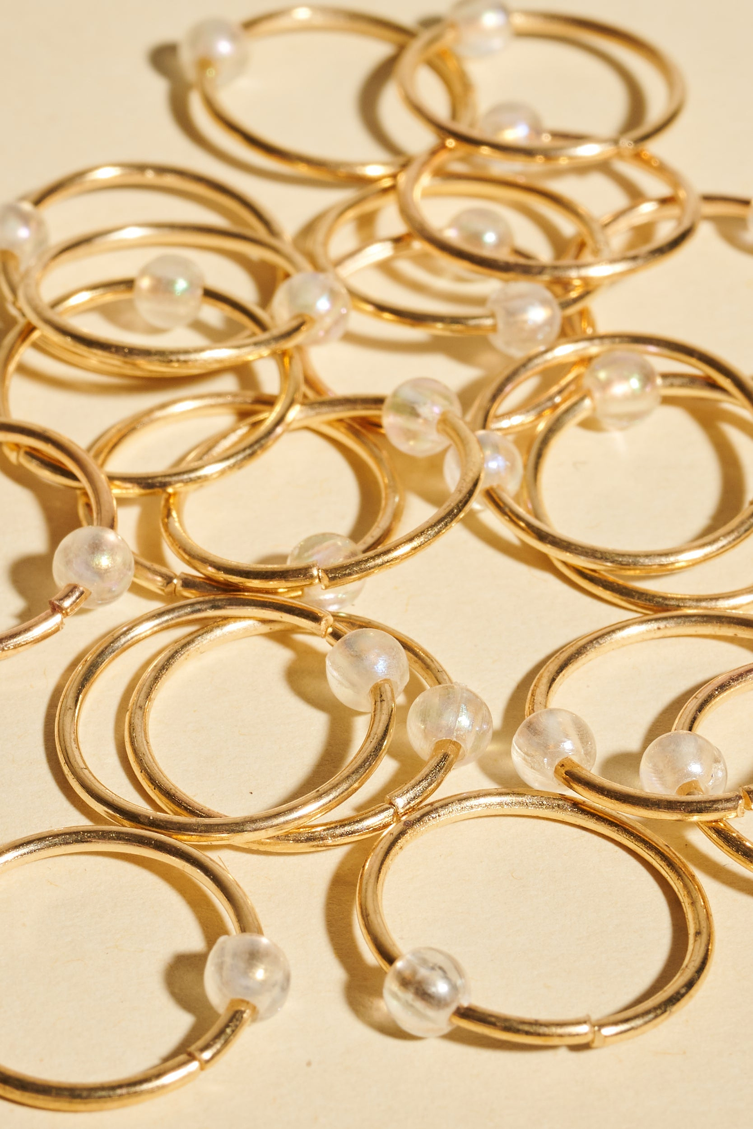 קישוטי צמות - חישוקי זהב עם פנינה קטנה במרכז - shufizoo