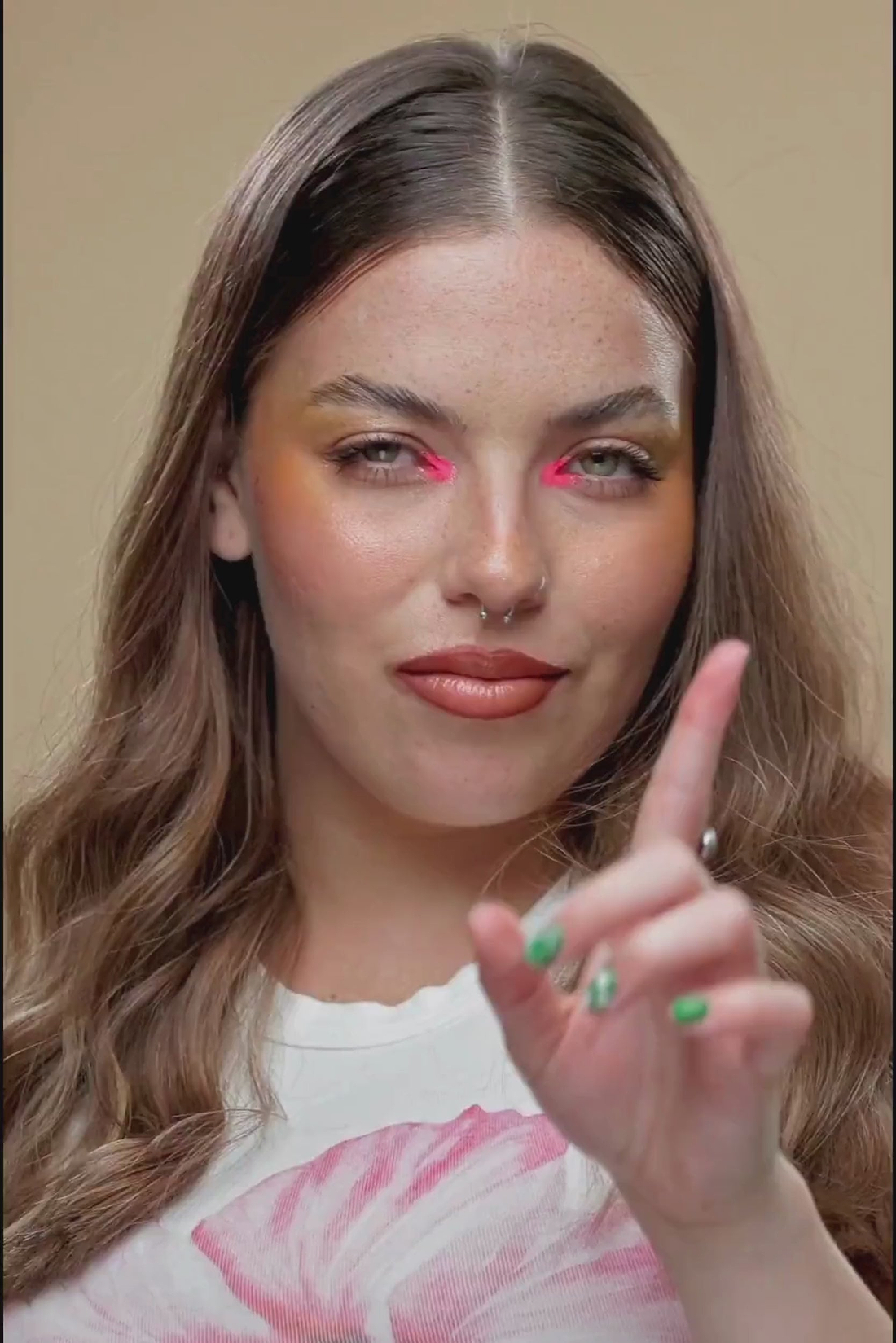 סרטון של בחורה שעושה לעצמה תסרוקת של  פוני צמוד ועל התסרוקת משחילה צמות שלהן סוף של שיער גלי - shufizoo