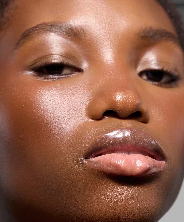 | desc: | text: light Elisabeth wears Lip Gloss in shade Topaz