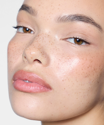 | desc: | text: light Laura wears Brow Pomade in Espresso