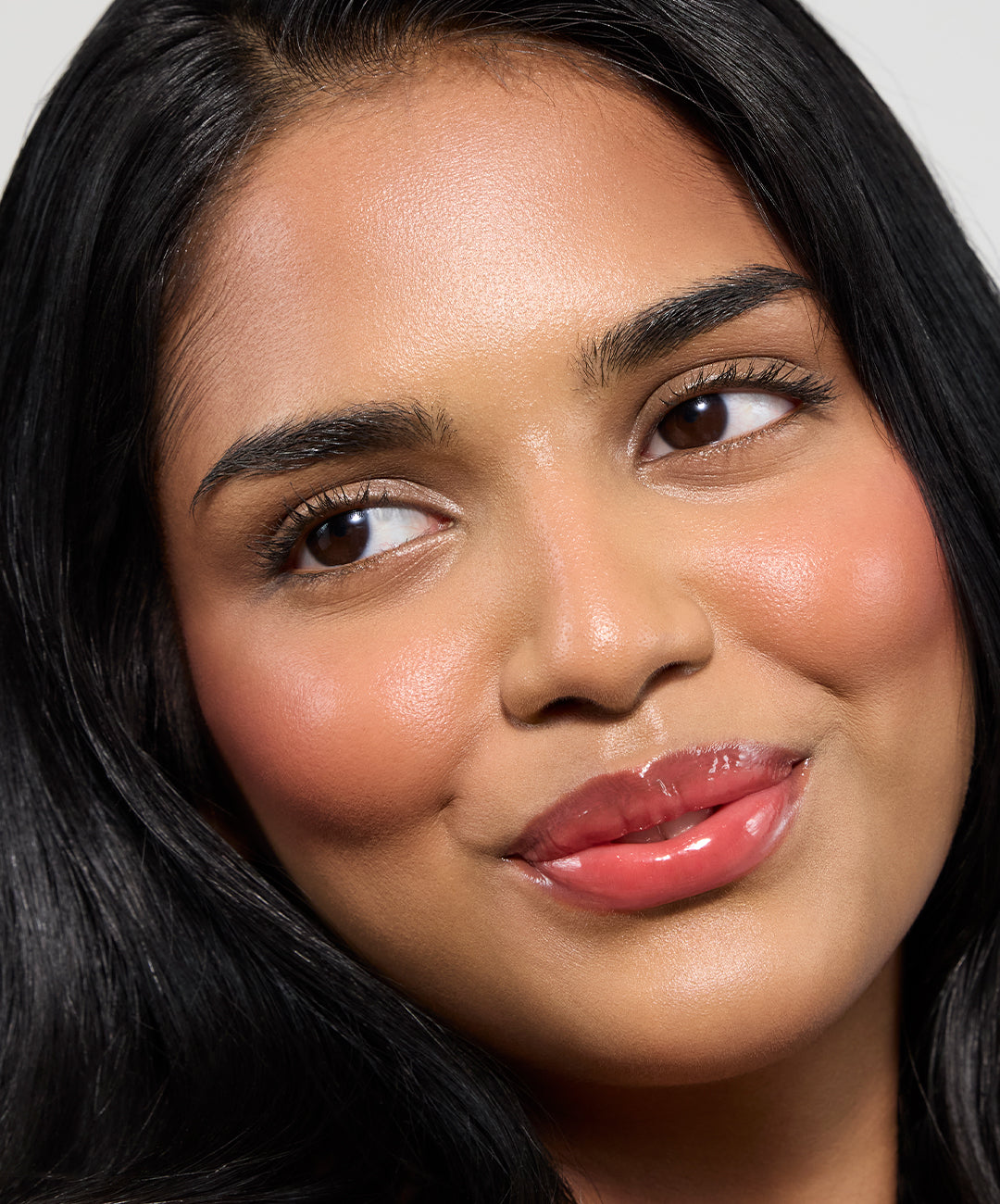 | desc: | text: light Aish wears shade Cherry 