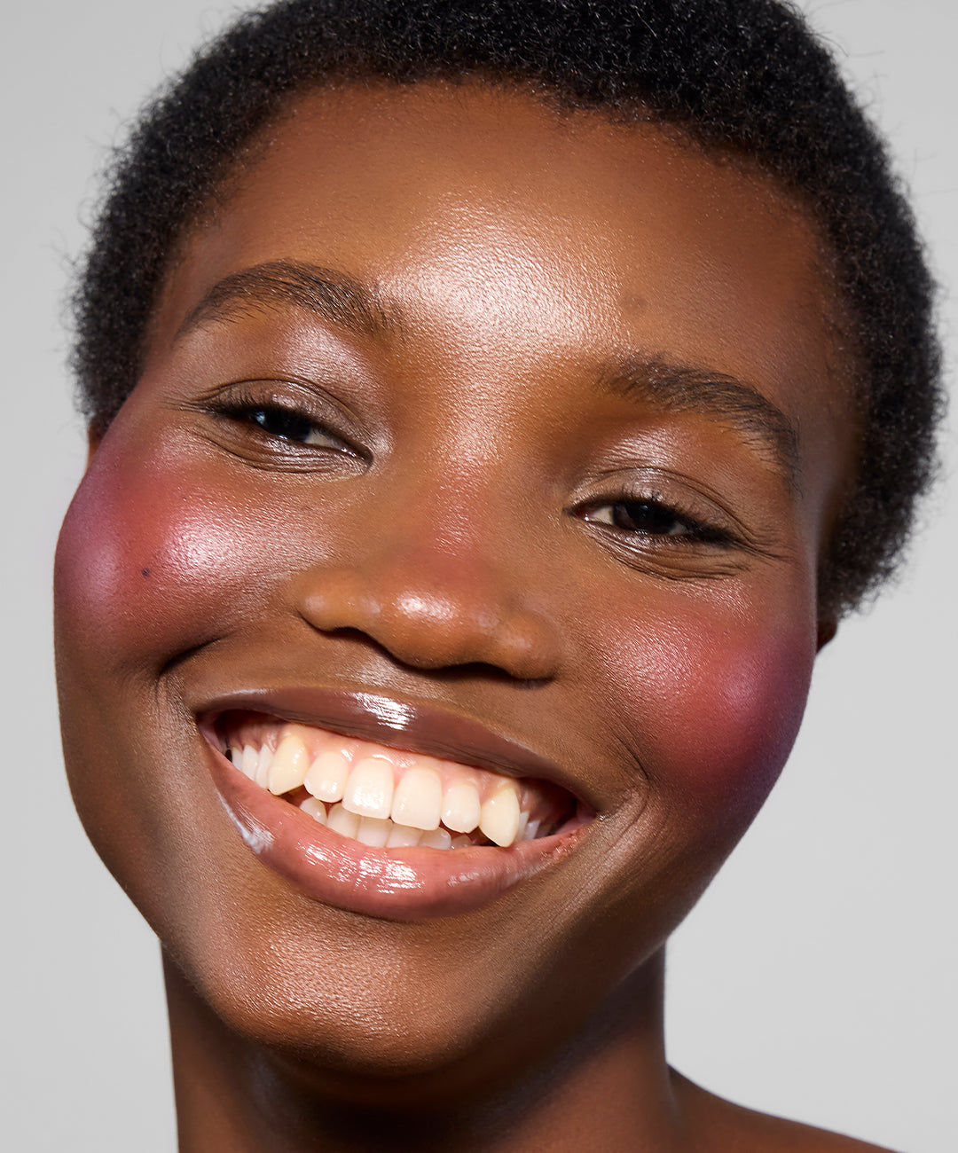 | desc: Elisabeth wears shade Guava 