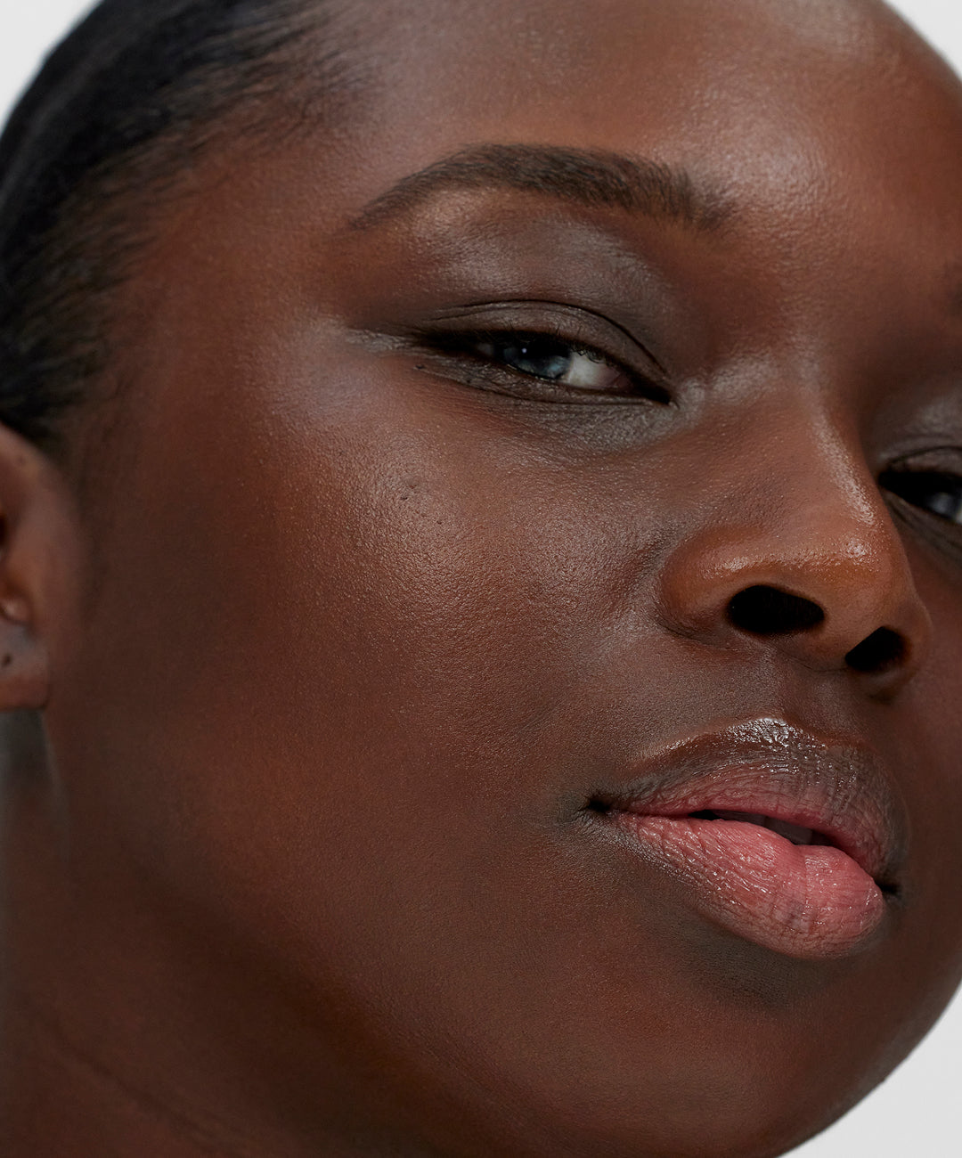 | desc: | text: light Ebony wears shade 250 W