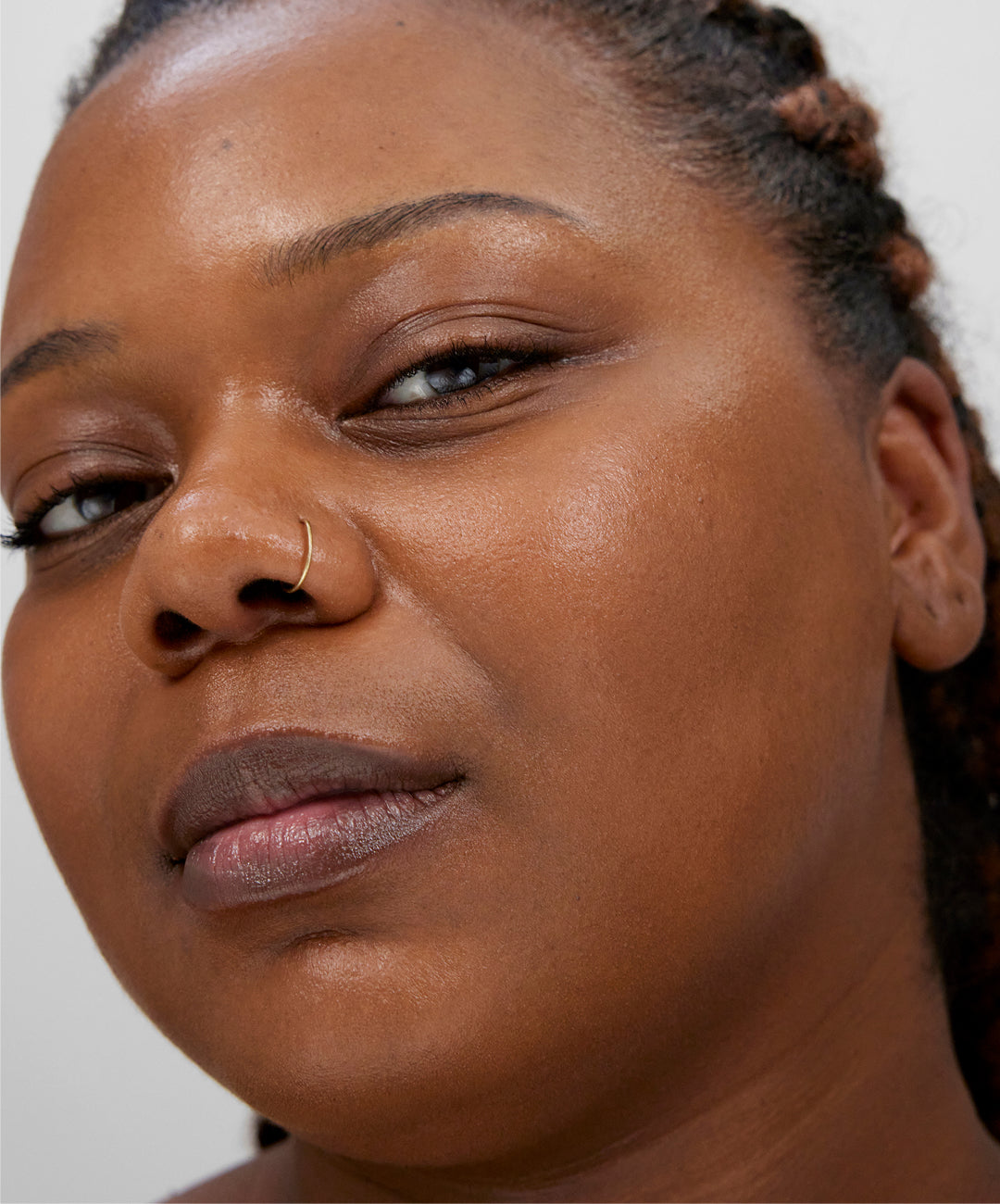 | desc: | text: light Talisa wears shade 210 W