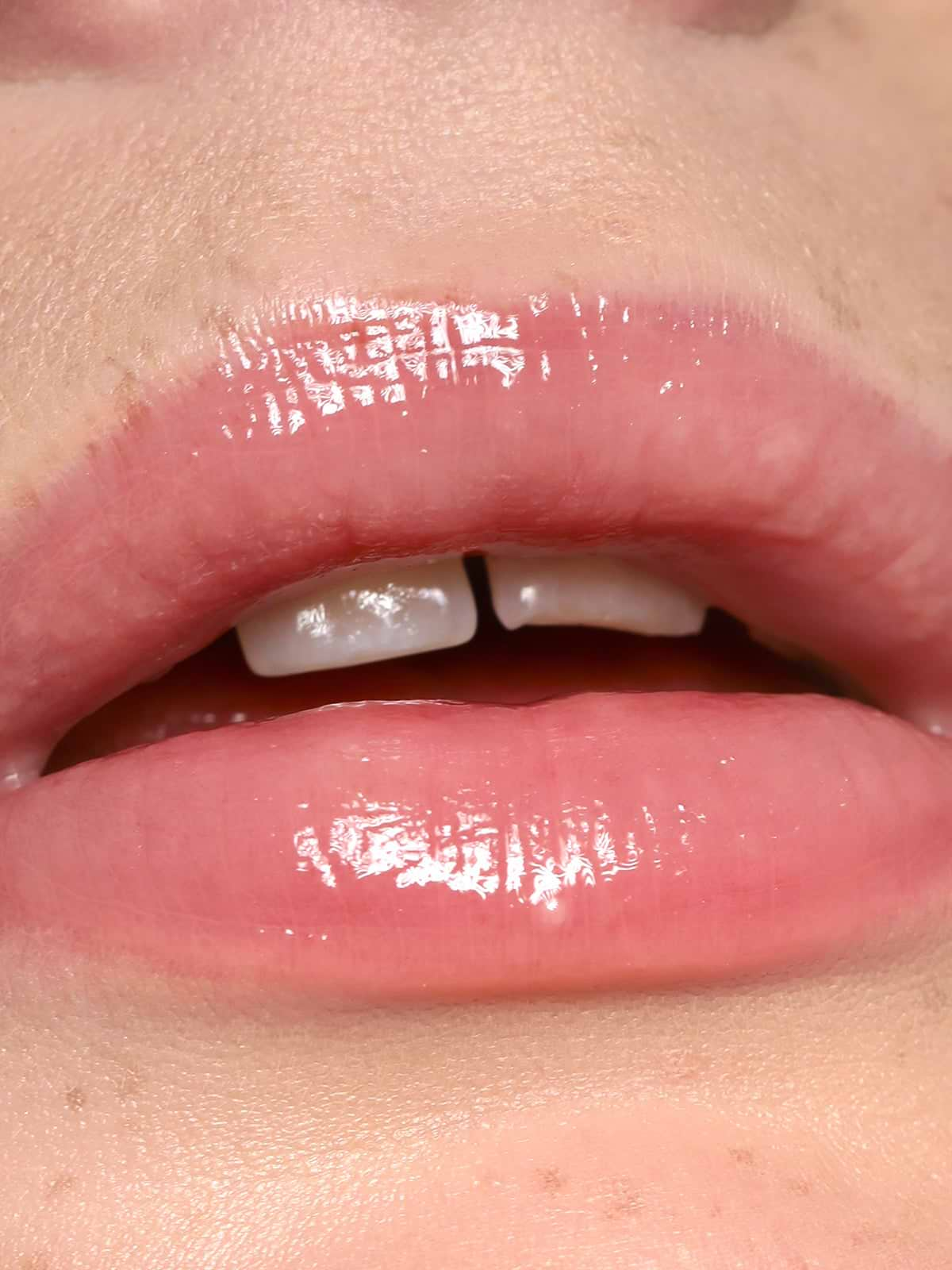 CLOSE UP OF LIPS WEARING REFY LIP GLOSS IN BLUSH 