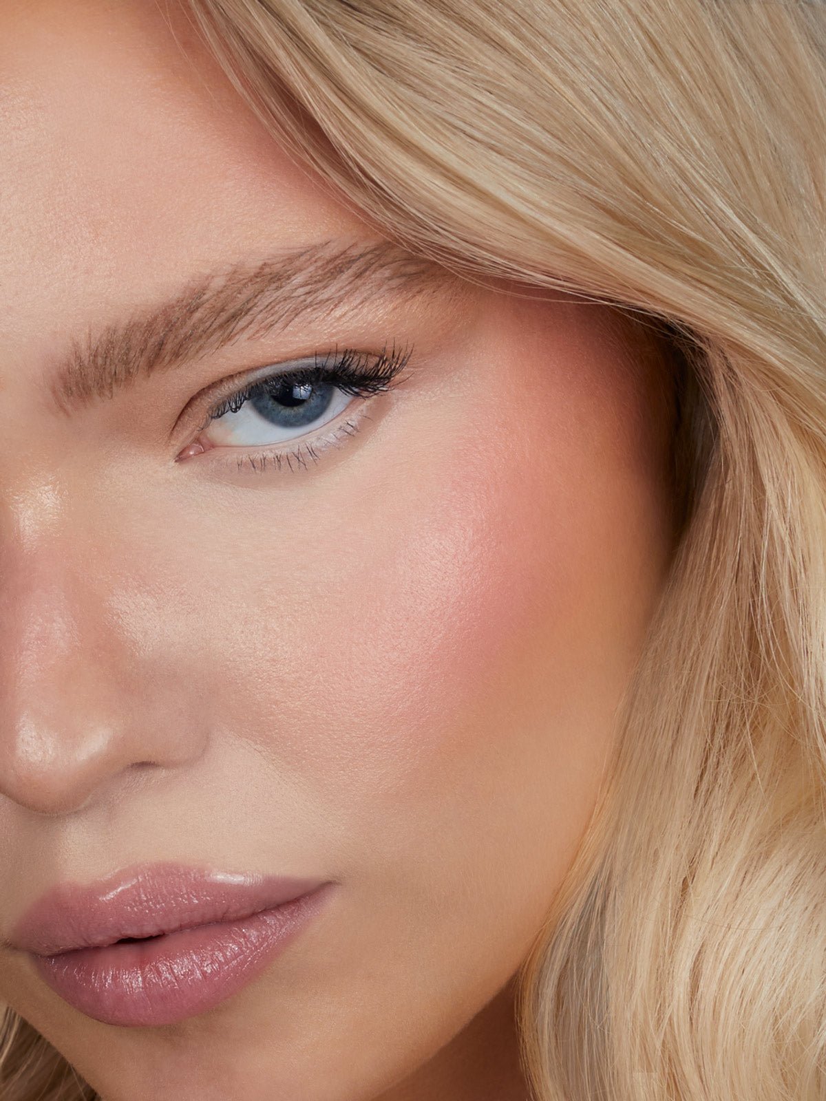 REFY CREAM BLUSH IN SHADE ROSE 0N MODEL