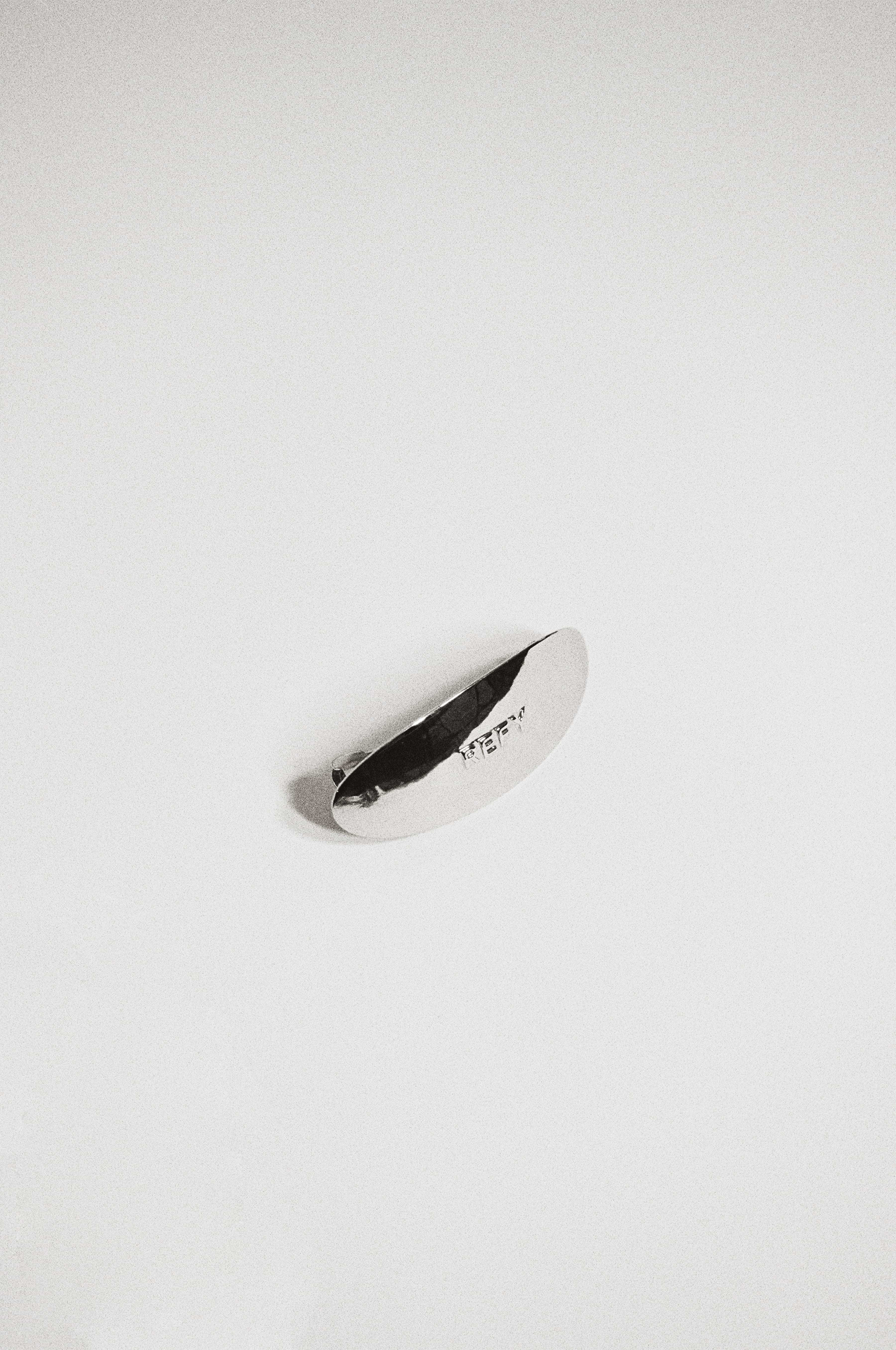 FRONT IMAGE OF REFY METAL OVAL HAIR CLIP
