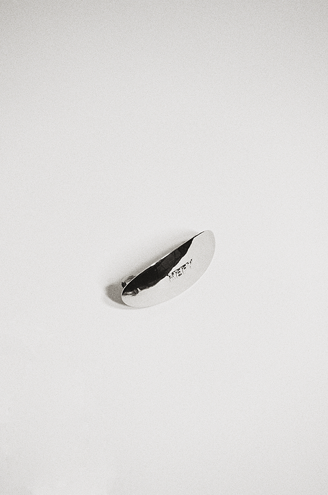FRONT IMAGE OF REFY METAL OVAL HAIR CLIP