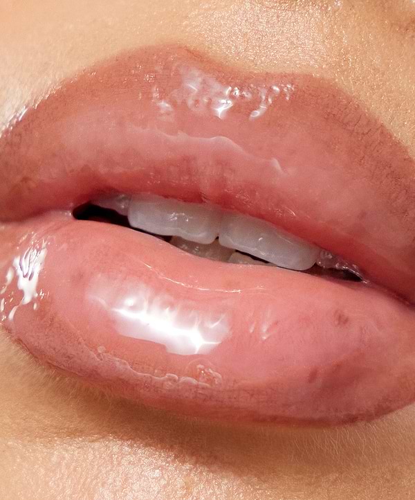 | desc: Model wears Lip Sculpt & Lip Gloss in Taupe