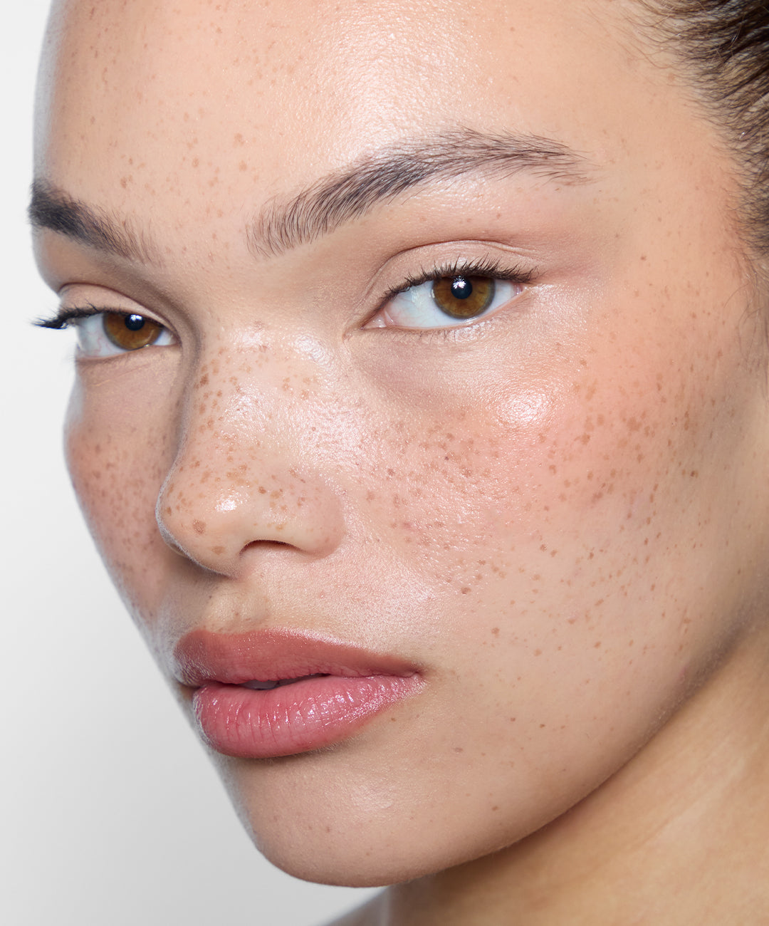 | desc: | text: light Laura wears Brow Pencil in Espresso