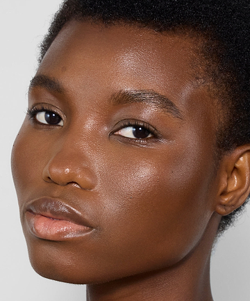 | desc: Elisabeth wears shade Cedar